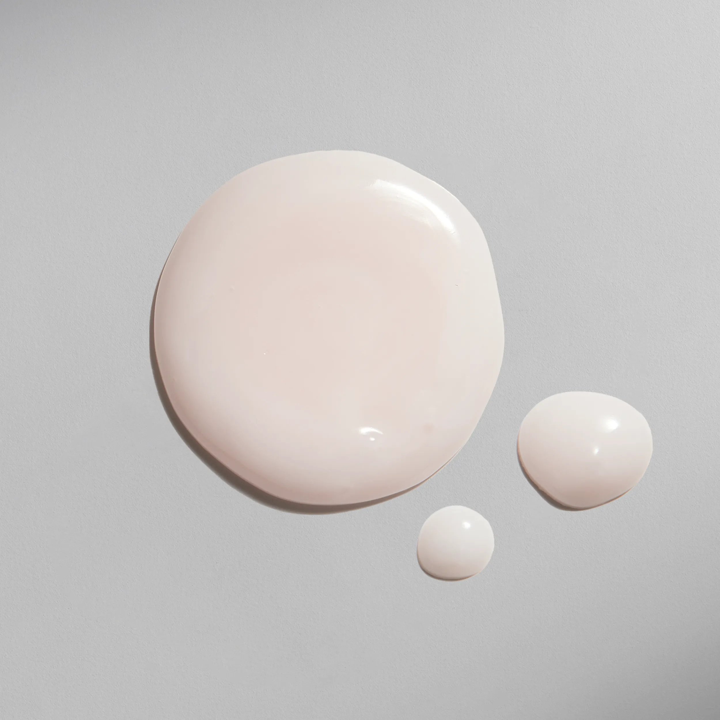 3 gouttes de sérum de nuit Ultimate Repair. Le texte se lit Texture gel riche.