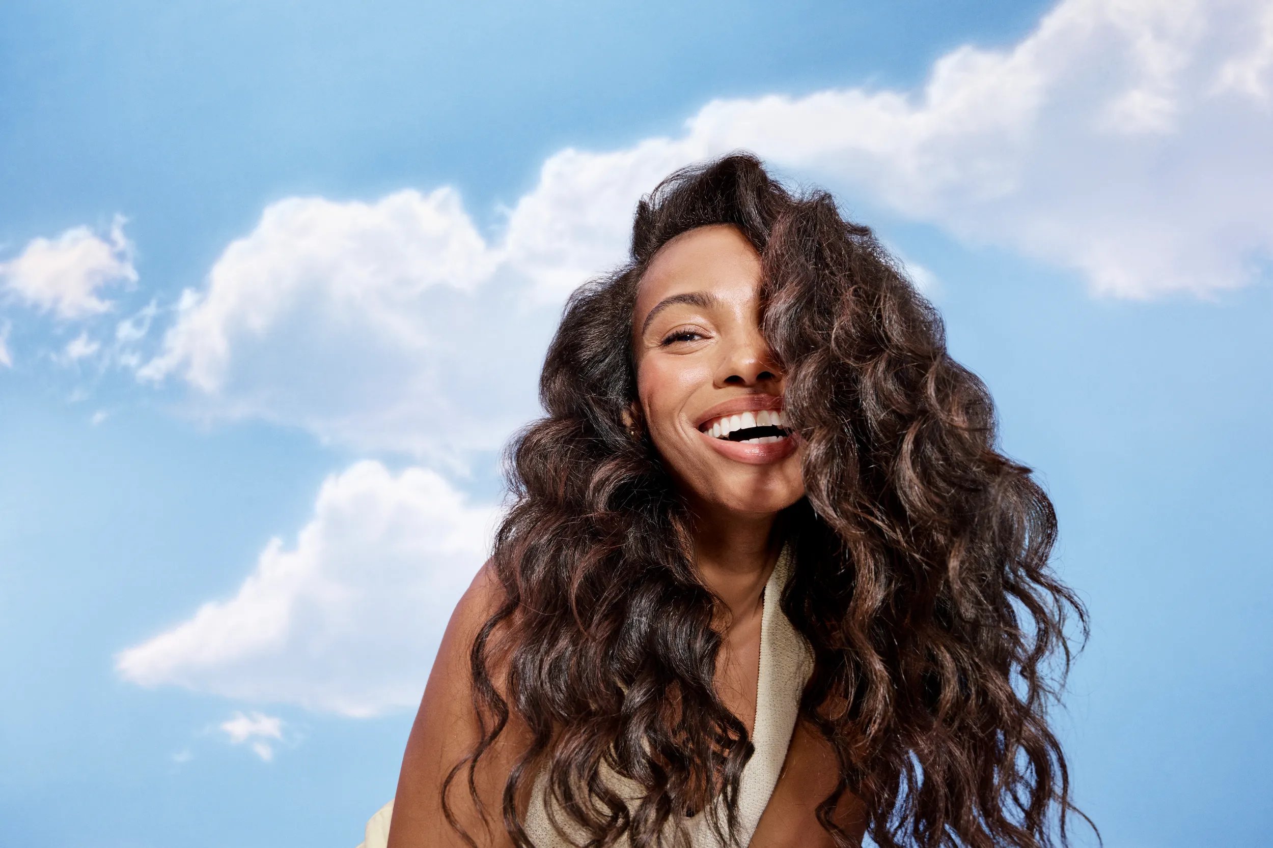 NNE10 Key Visual Brunette