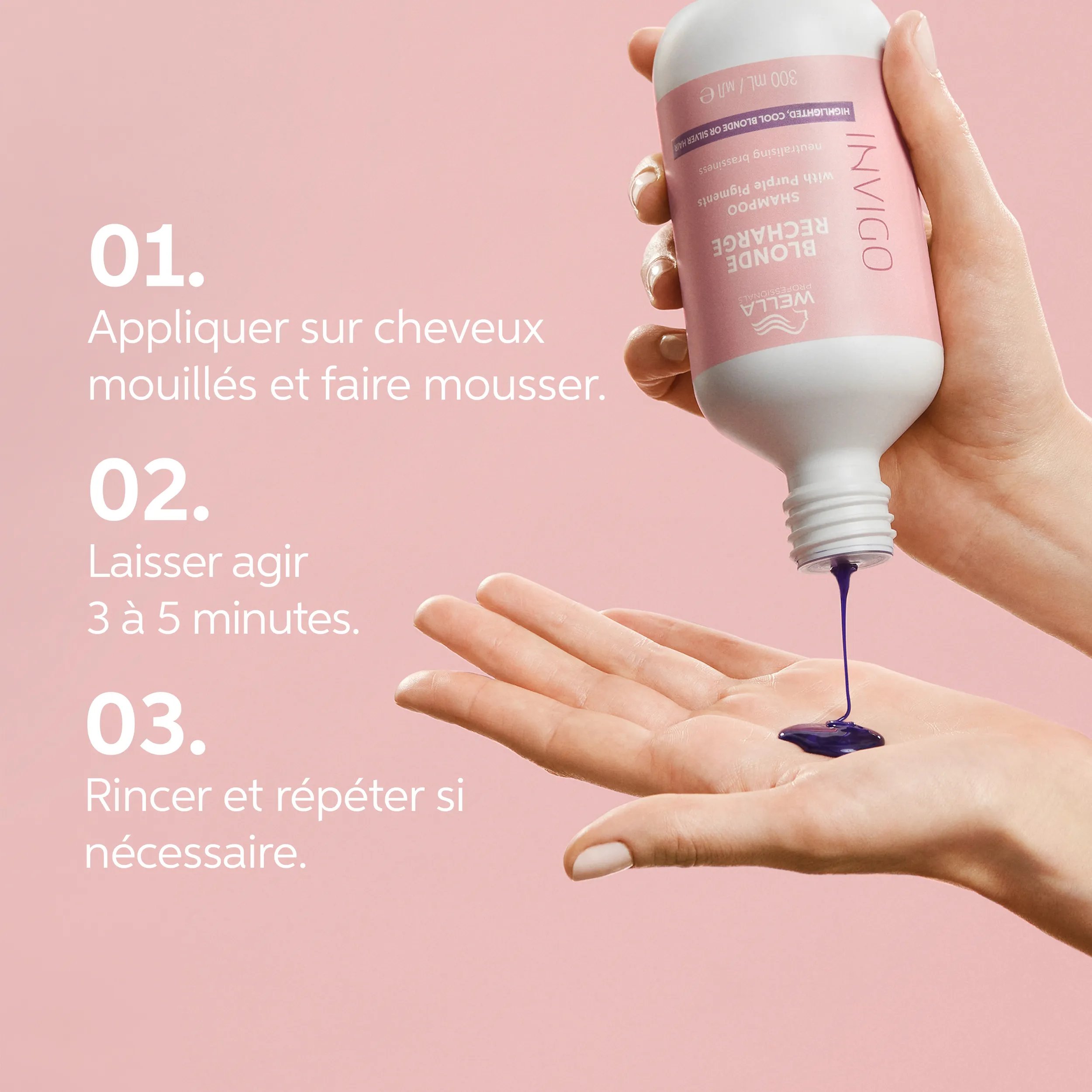Texte détaillant comment utiliser Invigo blonde recharge en 3 étapes : le texte indique « 01, appliquer sur cheveux mouillés et faire mousser. 02, laisser agir pendant 3 à 5 minutes. 03, rincer abondamment, répéter si nécessaire.
