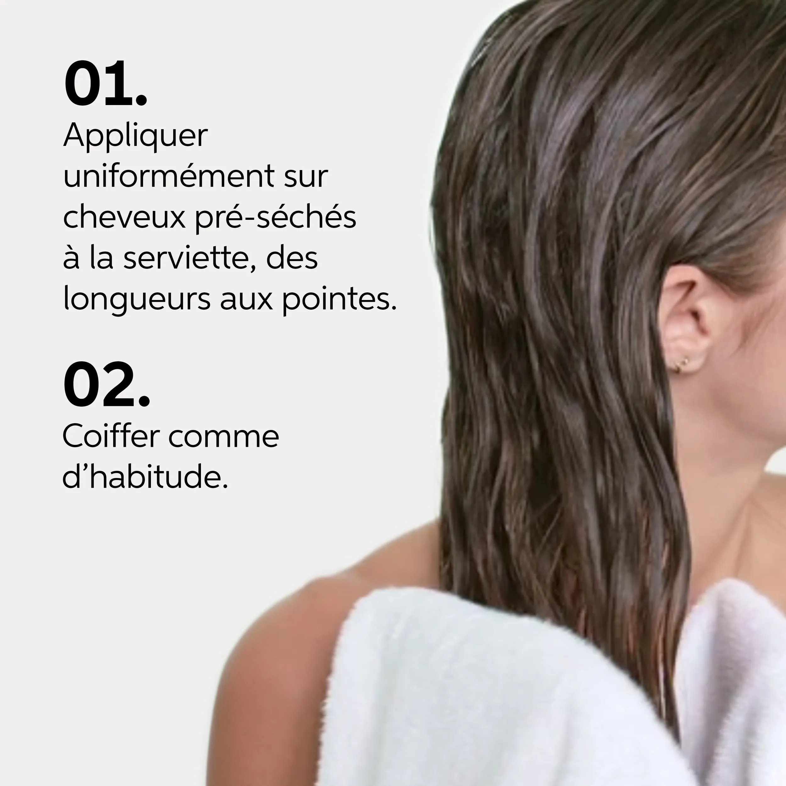 Texte détaillant l'utilisation de la crème Invigo Nutri-Enrich Frizz Control en deux étapes : le texte indique "01, appliquer sur les mains et répartir uniformément sur les longueurs et les pointes essorées à la serviette. 02, coiffer comme d'habitude", à côté d'une photo d'un modèle de cheveux bruns essorés à la serviette.
