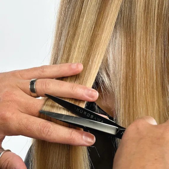 Stylist gives model’s blonde hair an ‘invisible’ cut by targeting split ends.