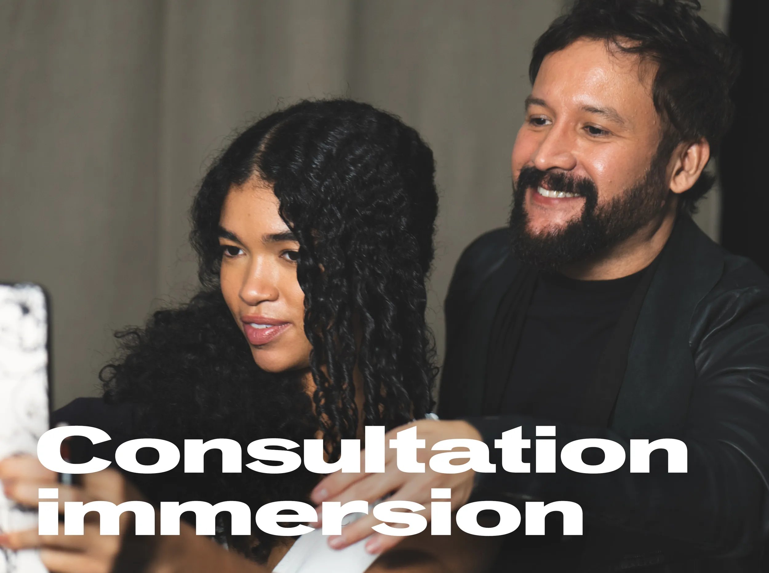 Immagine di una modella e di un parrucchiere che scattano una foto insieme e sorridono