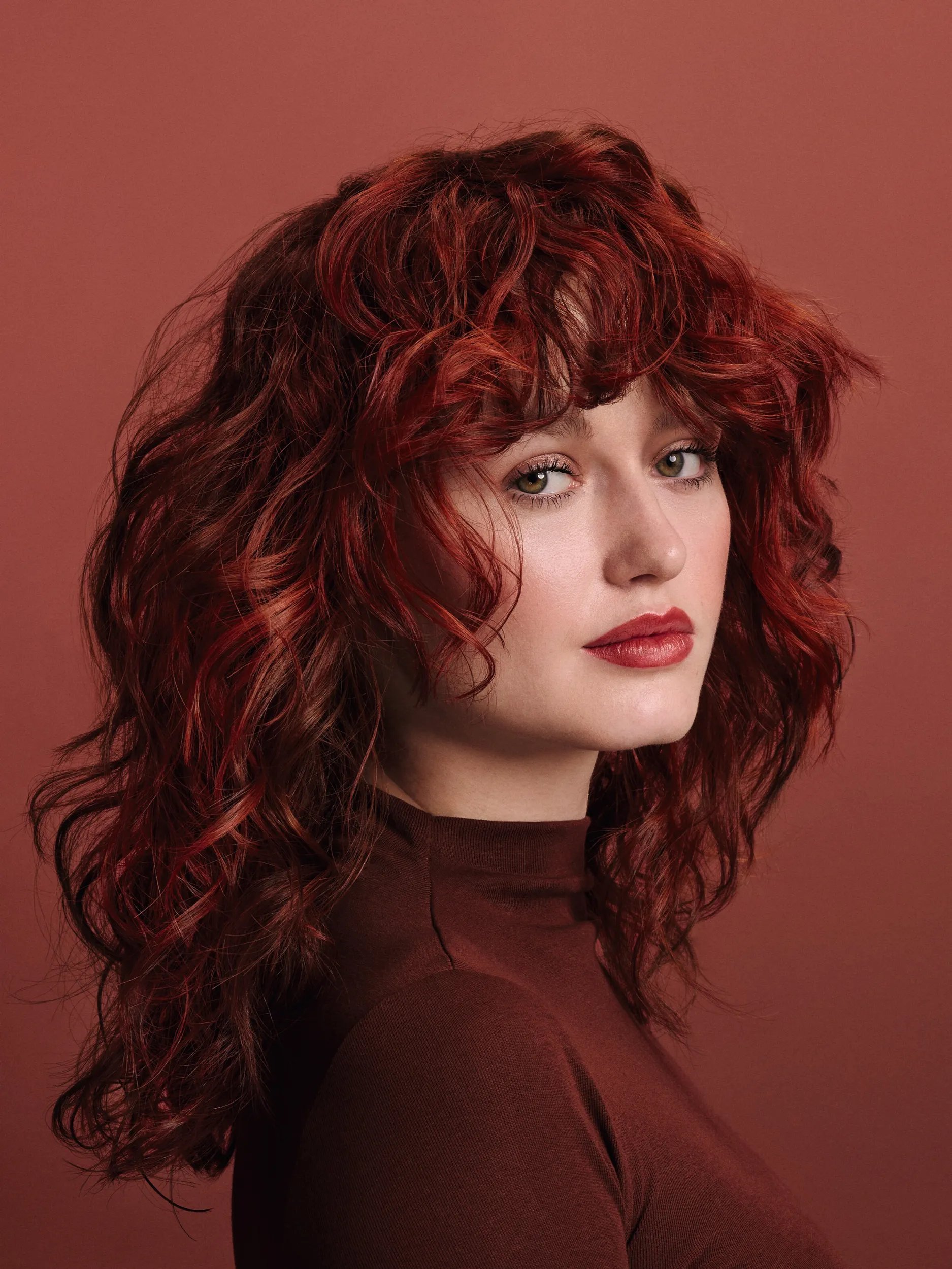 Perfil lateral de una mujer con cabello rubio corto, estilo bob.