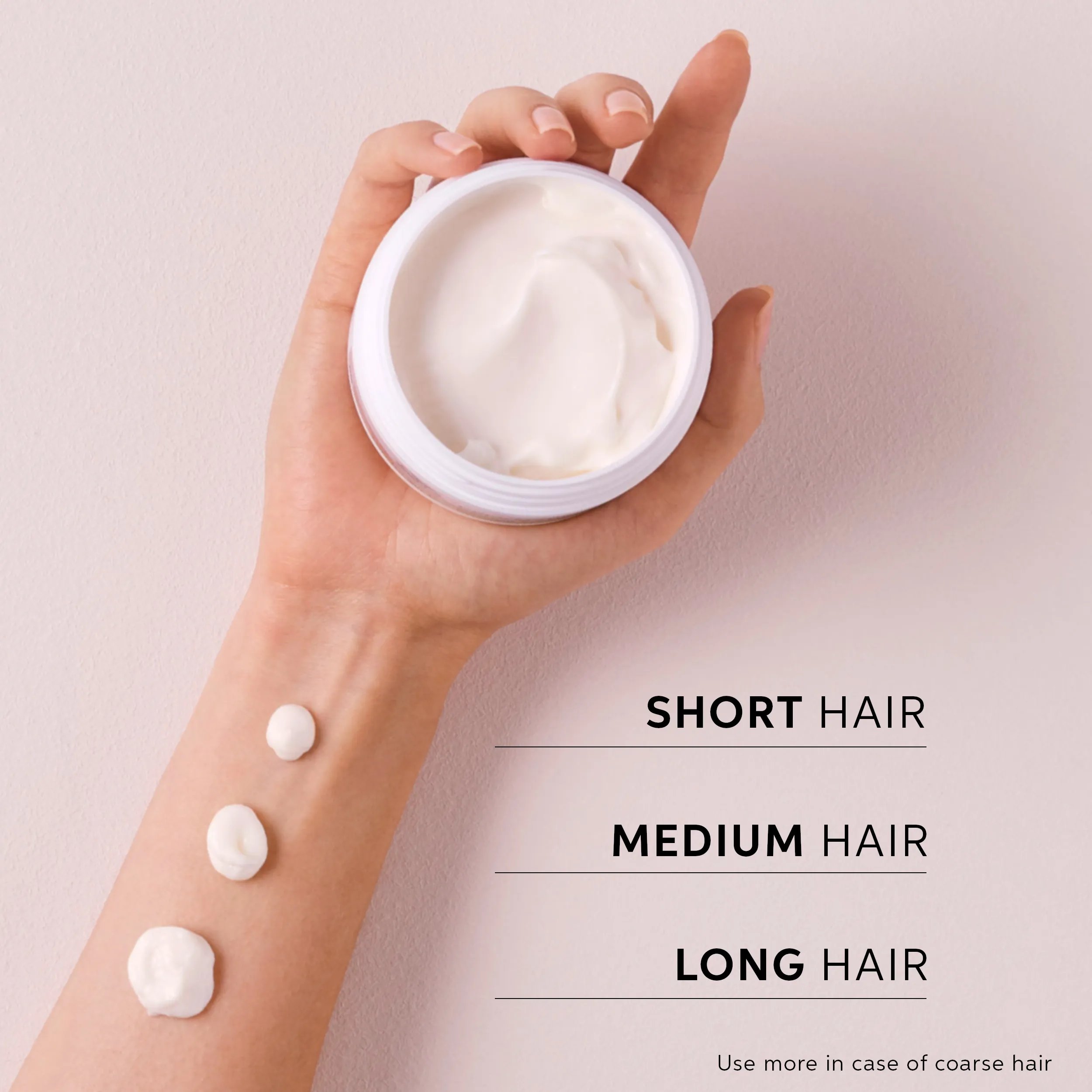 Texto que explica como utilizar a máscara ColorMotion+ Structure+ em 3 etapas: o texto diz: “01, aplicar no comprimento e nas pontas do cabelo limpo e húmido. 02, deixar atuar durante 5 minutos. 03, passar abundantemente por àgua”, ao lado de uma fotografia de uma modelo a passar o produto no cabelo louro.