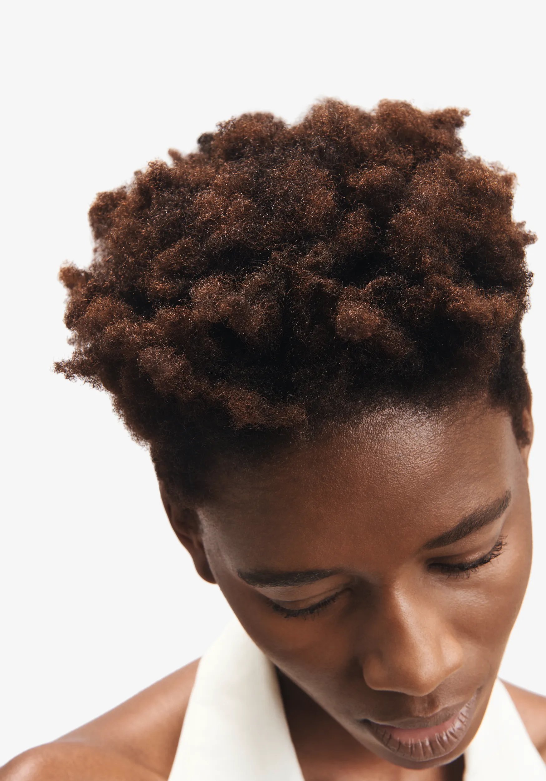 Before and after image. In the before, curls appear frizzy, and in the after
shot, they’re more defined from using ULTIMATE REPAIR Miracle Hair Rescue.