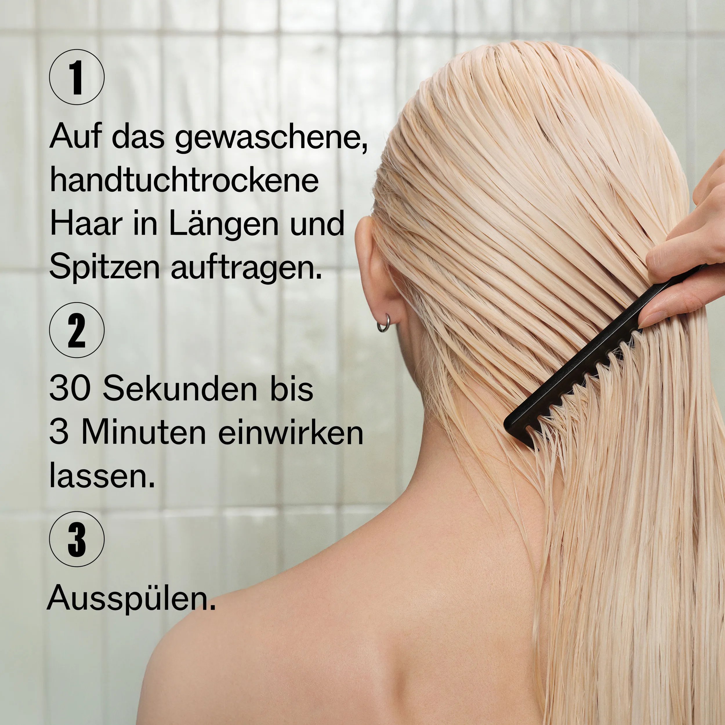 Bild vom Profil eines Models, das so zugeschnitten ist, dass man ihr Gesicht nicht sieht. Das Model hat blonde, lange Haare, die nass sind, Der Text lautet: „1. Auf das gewaschene handtuchtrockende Haar in die Längen und Spitzen auftragen. 2. 30 Sekunden bis 3 Minuten einrwirken lassen. 3. Ausspülen.