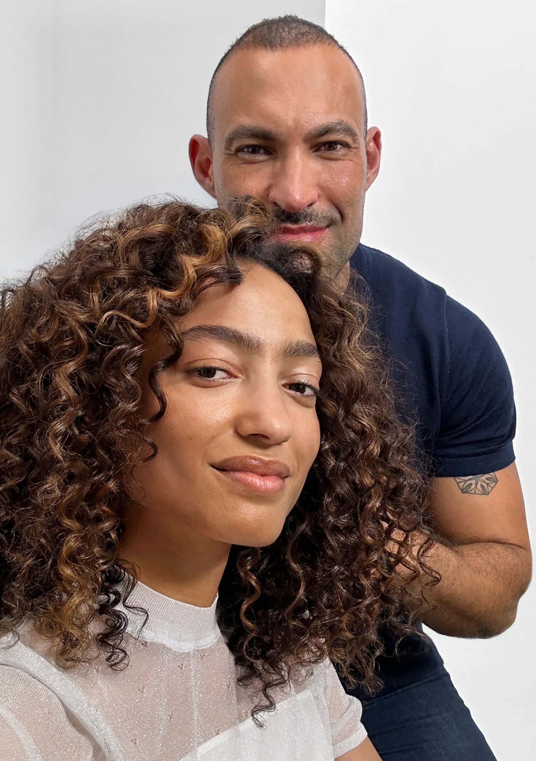 Romeu Felipe and model with curly hair