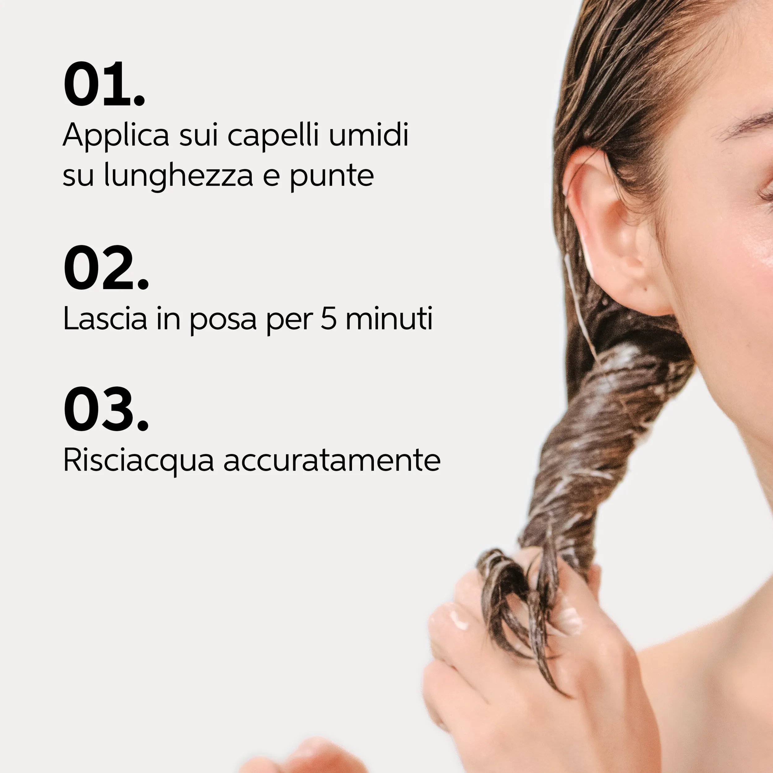 Testo che descrive l'uso di  Invigo Brilliance fine hair mask in 3 passaggi:                            '01, applicare su lunghezze e punte, sui capelli lavati e umidi.  02, lasciare in posa per 5 minuti.  03, sciacquare accuratamente',      accanto alla foto di una modella che torce il prodotto tra i capelli bruni umidi.