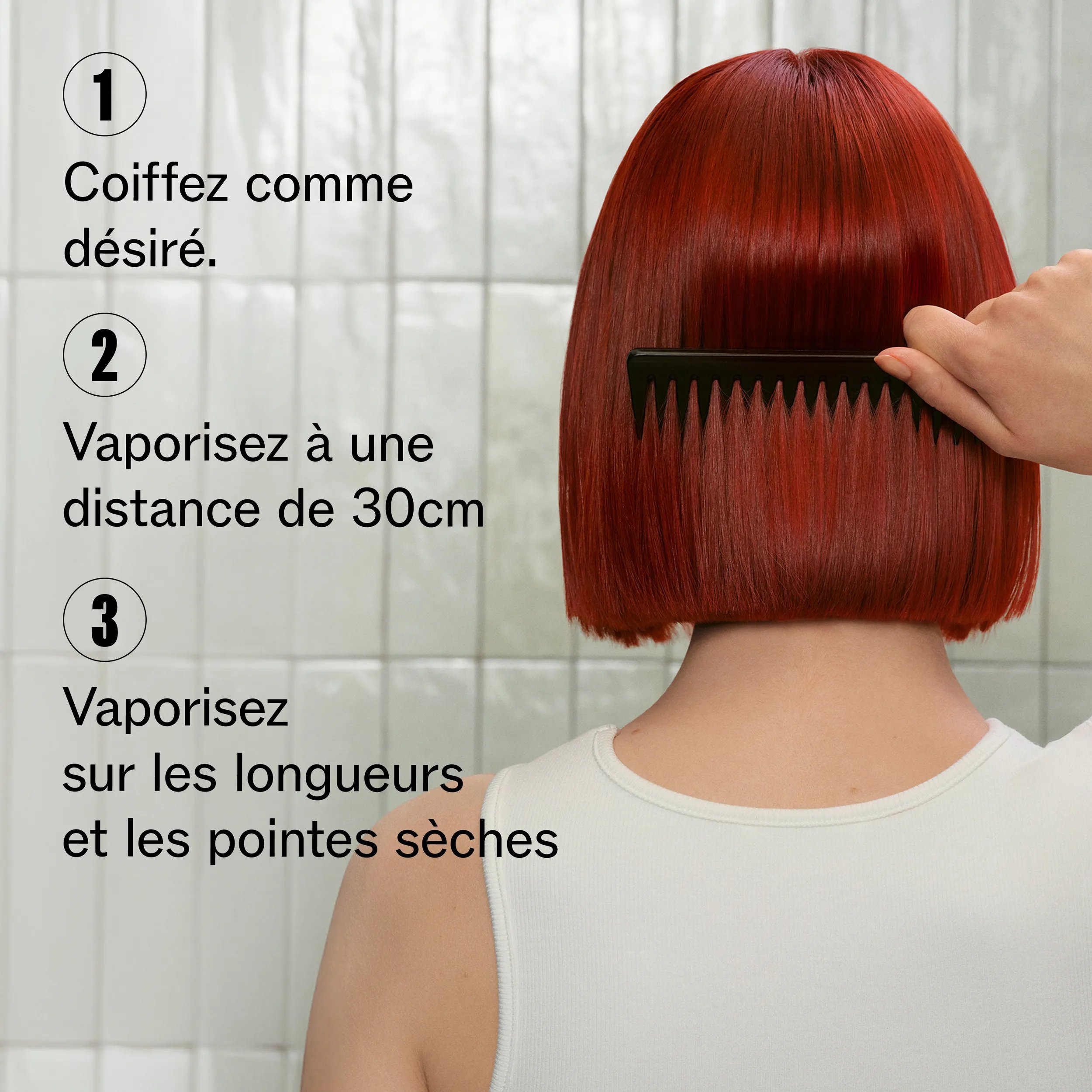 L’arrière de la tête d’un mannequin, cheveux courts et rouges. Le texte superposé indique : « 1. Coiffez les cheveux comme souhaité. 2. Tenez le spray à une distance correspondant à un avant-bras des cheveux. 3. Vaporisez sur les longueurs et les pointes sèches. »