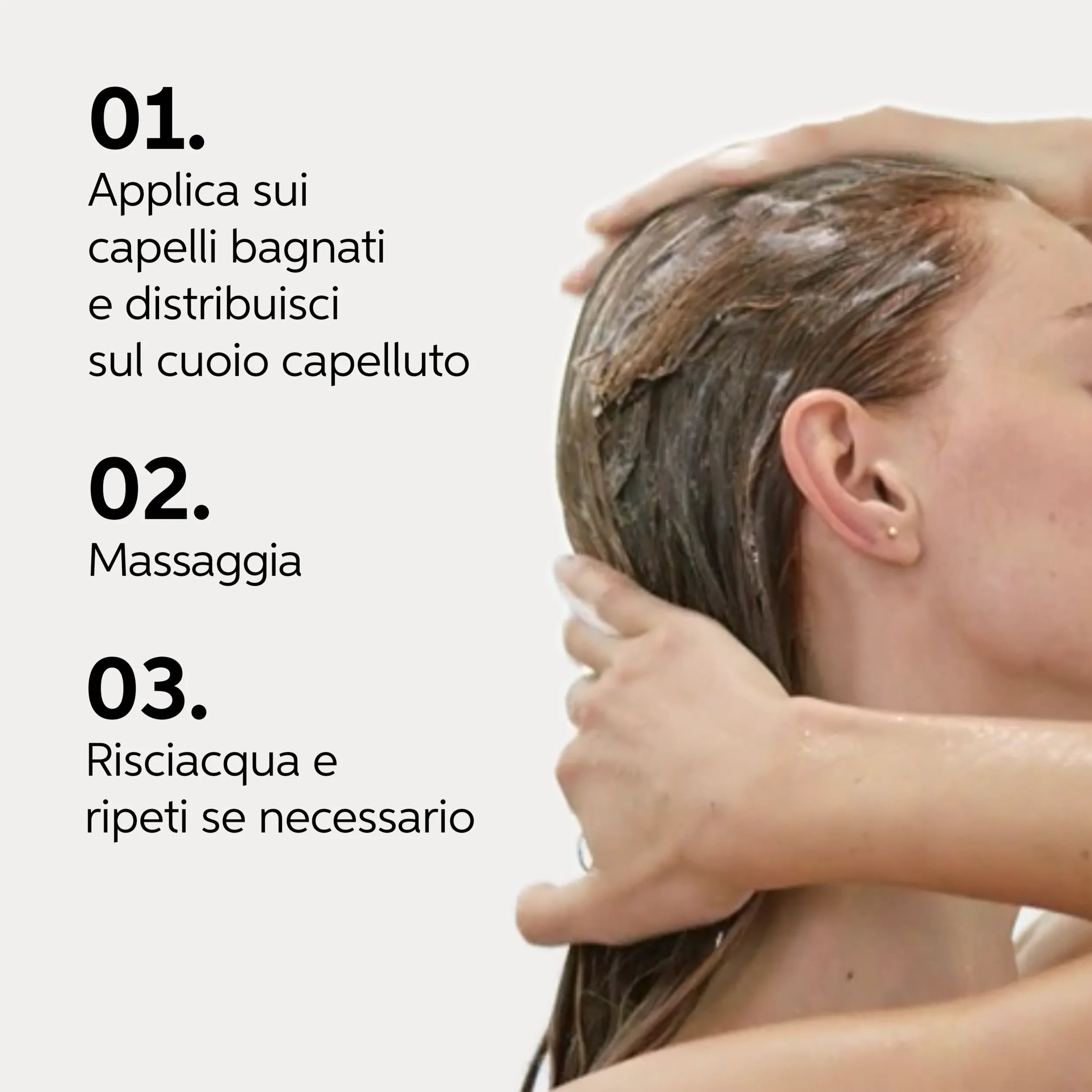 Testo che descrive l'uso di Invigo Brilliance Coarse Hair shampoo in 3 fasi:                                                     '01, applicare sui capelli bagnati e distribuire uniformemente sulla cute.                                             02, massaggiare creando schiuma. 03, sciacquare e ripetere se necessario', accanto alla foto di una modella che fa schiumare il prodotto tra i capelli bruni bagnati..