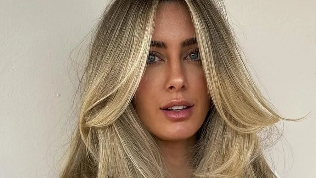 Model with long Old Money Blonde hair featuring lived-in roots.