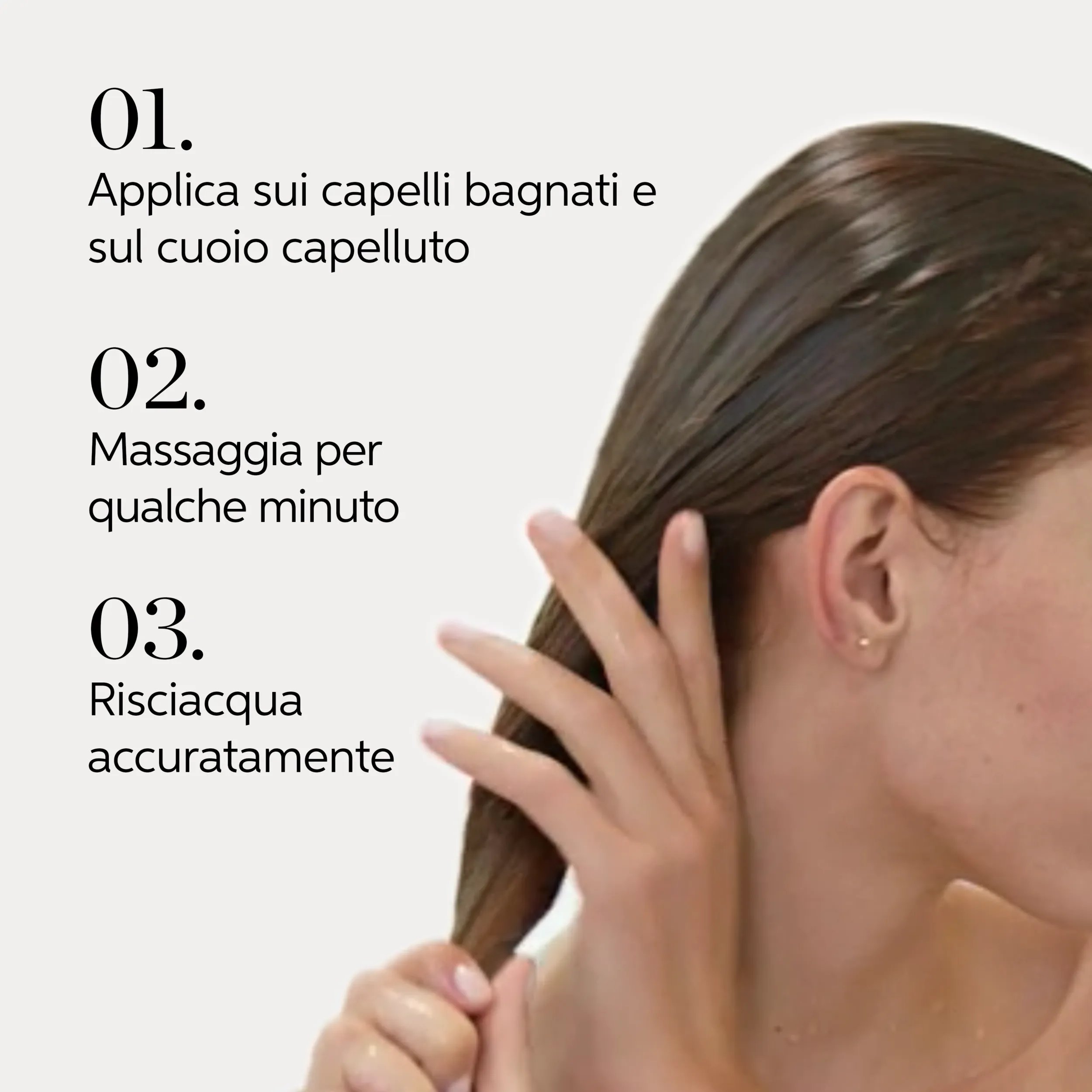 Immagine che visualizza una donna che lava i suoi capelli con istruzioni numerate: 01. Applicare su capelli umidi e distribuire su lughezze e punte 02. Lasciare in posa 1-2min 03. Risciacquare accuratamente.