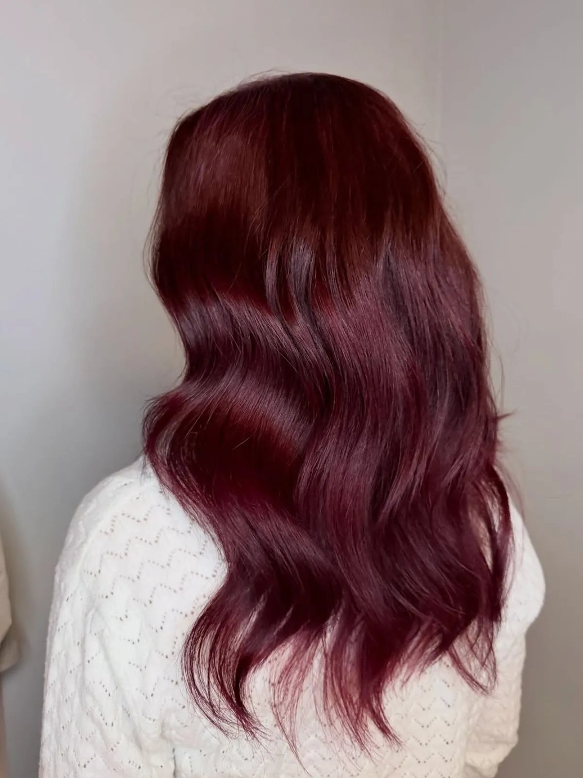 Loosely tousled, dark red hair with a bluish undertone.