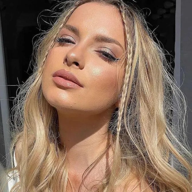 Model with long blonde hair