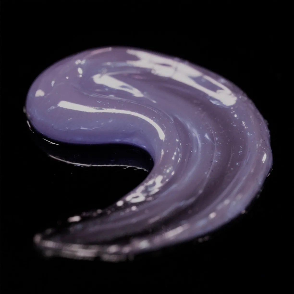 Primo piano di uno swatch di Cellophane Semi-Permanent Colour Gloss color biondo ghiaccio