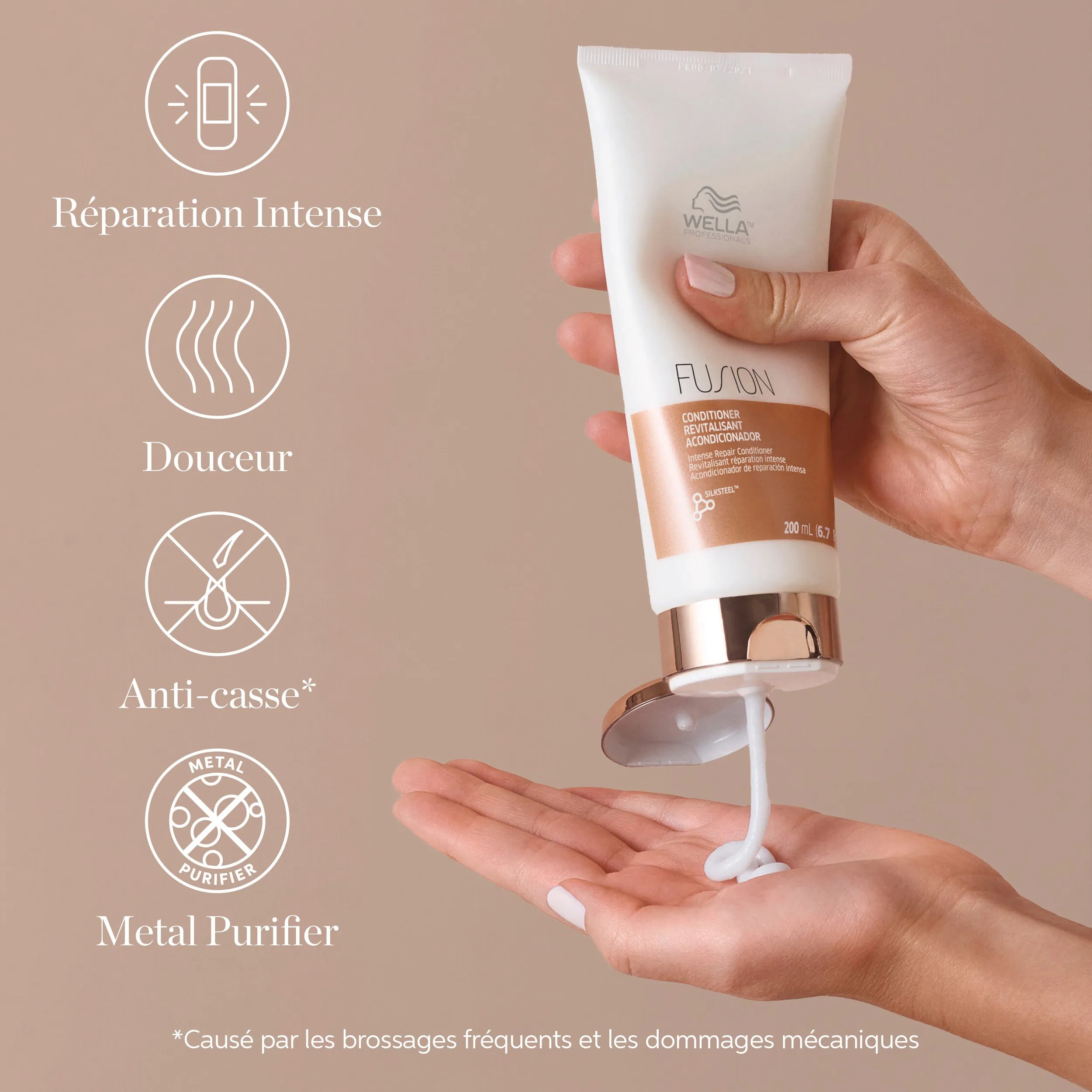 Photographie d'une personne tenant l'après-shampoing Fusion Intense Réparation Intense, en pressant un peu dans son autre main, à côté d'un texte indiquant "réparation intense, douceur, anti-casse et purificateur de métaux".