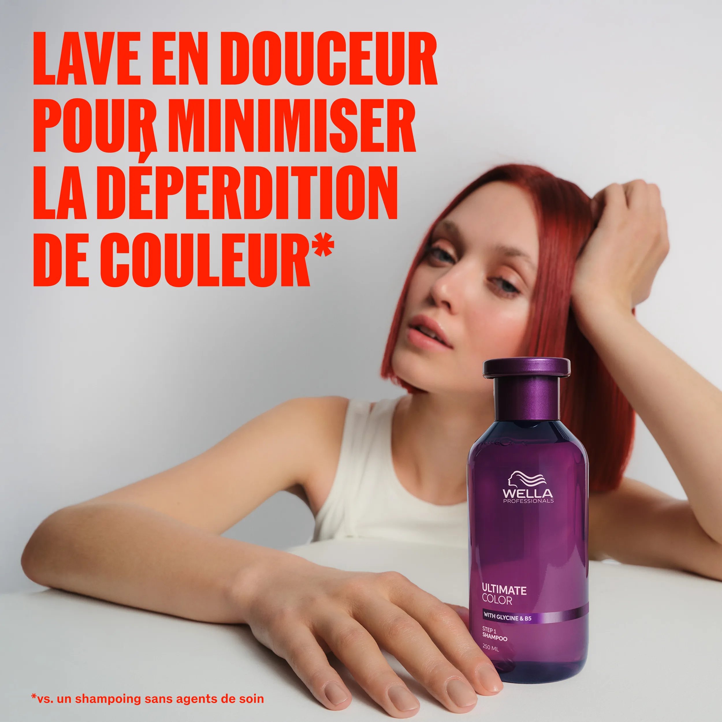 Image d’un modèle, une main appuyée sur la tête et l’autre tenant le shampoing Ultimate Color. Une incrustation de texte indique : «Lave en douceur pour minimiser la déperdition de la couleur*».
En petit, en bas à droite : «par rapport à un shampoing sans agents de soin».