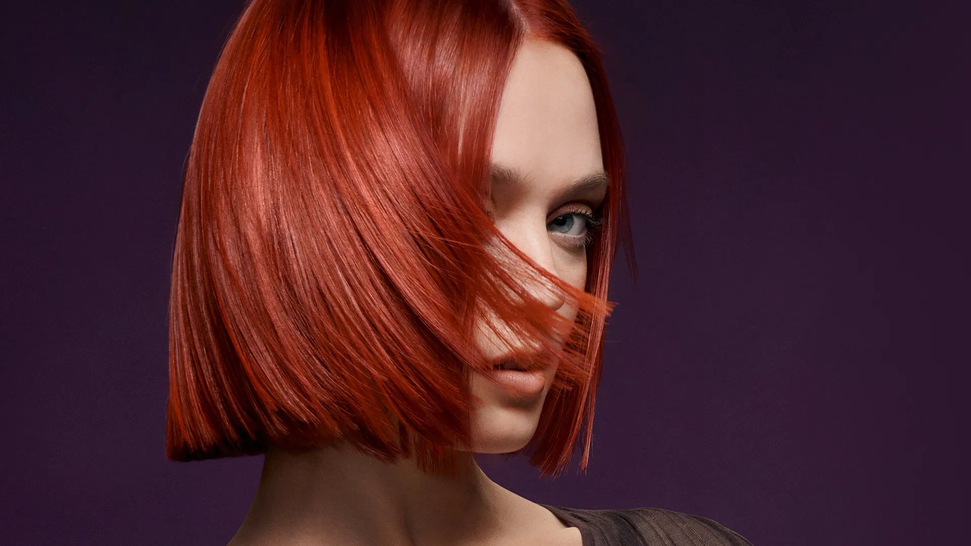 Profilbild einer Frau mit glattem roten Haar.