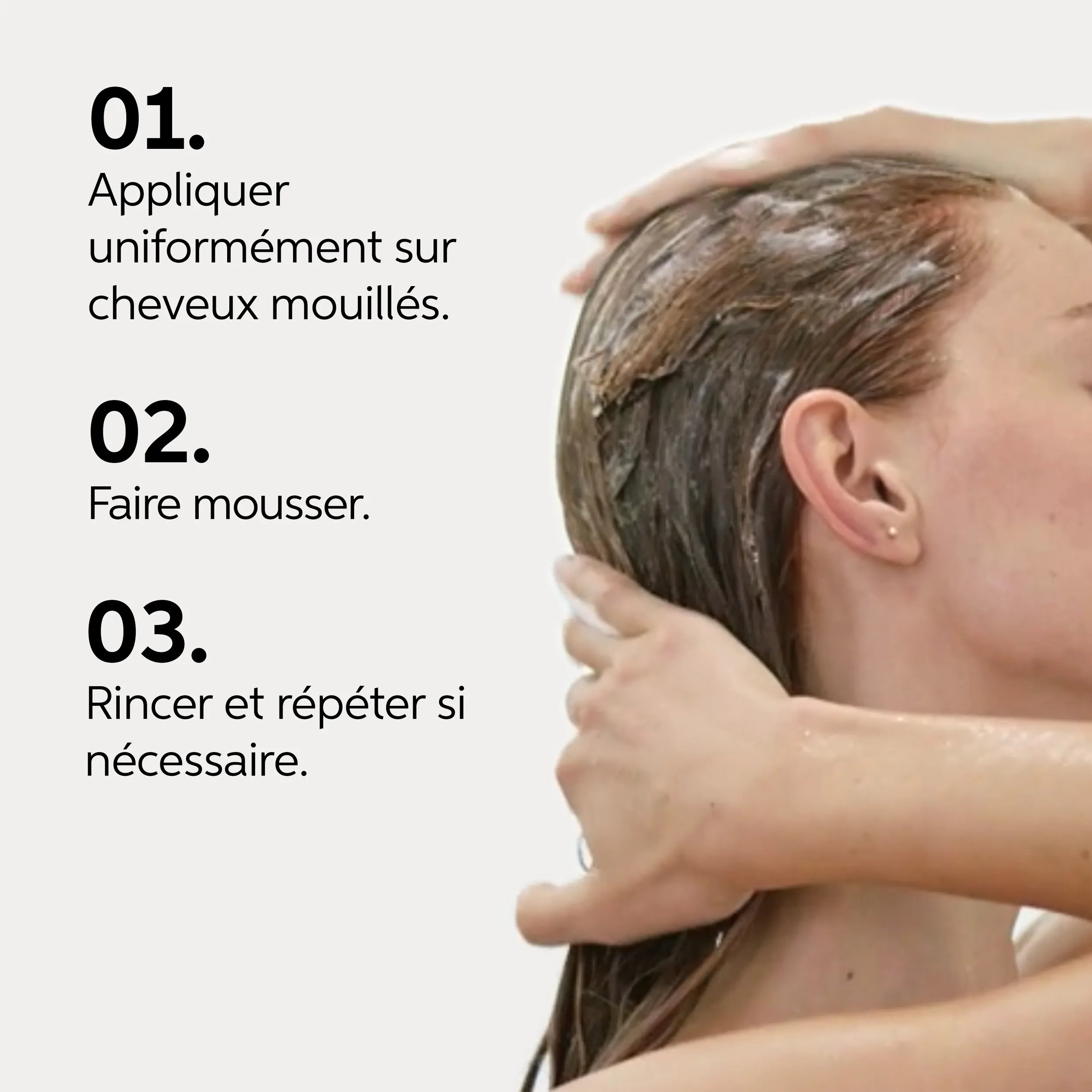 Texte expliquant comment utiliser le shampooing Invigo Brilliance pour cheveux fins en 3 étapes : le texte indique « 01, appliquer sur cheveux mouillés et répartir uniformément sur le cuir chevelu. 02, masser et faire mousser. 03, rincer et recommencer si nécessaire », à côté d’une photographie d’un modèle faisant mousser le produit sur des cheveux bruns mouillés.
