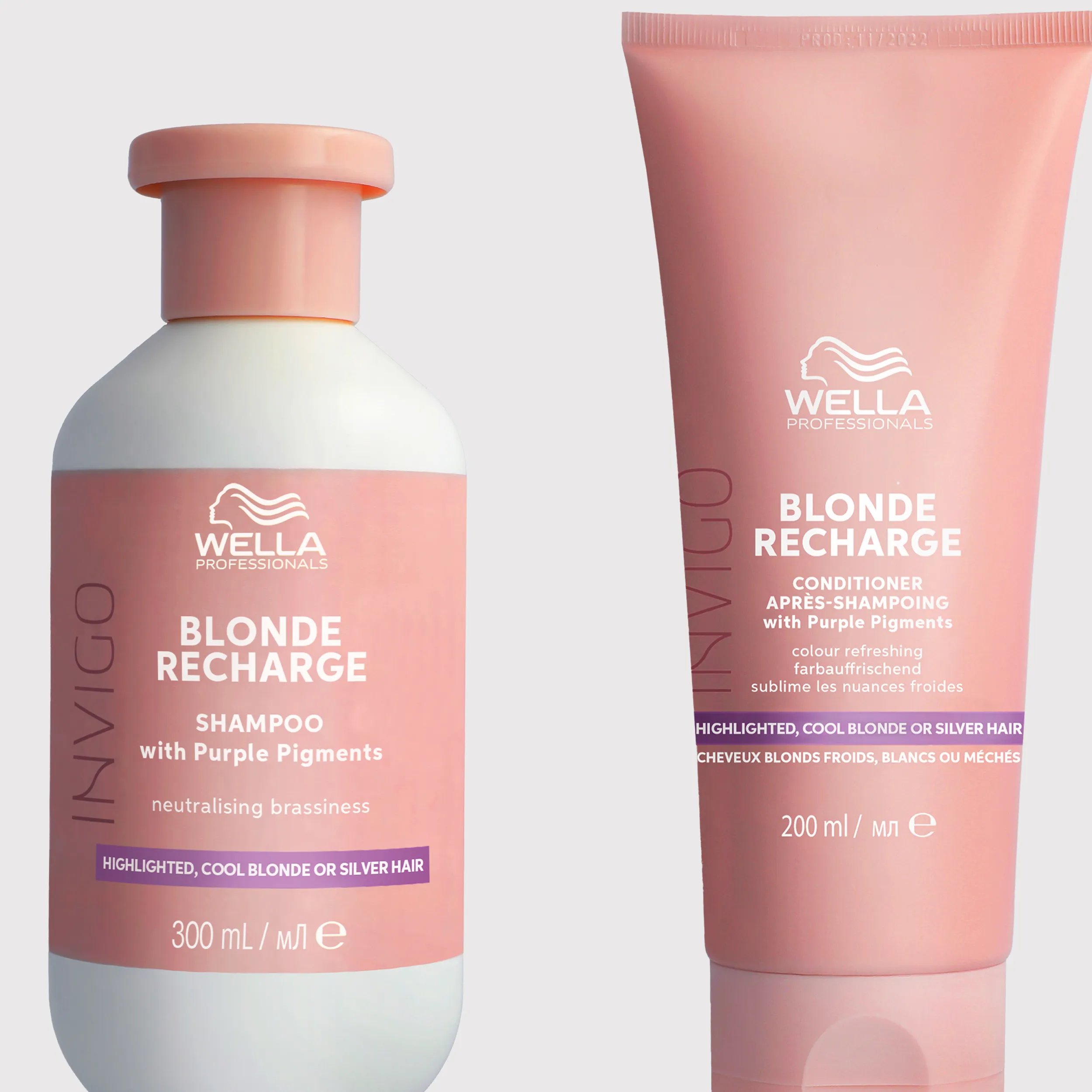 Model mit blondem Haar hält eine Flasche Wella INVIGO Blonde Recharge Shampoo und Spülung.