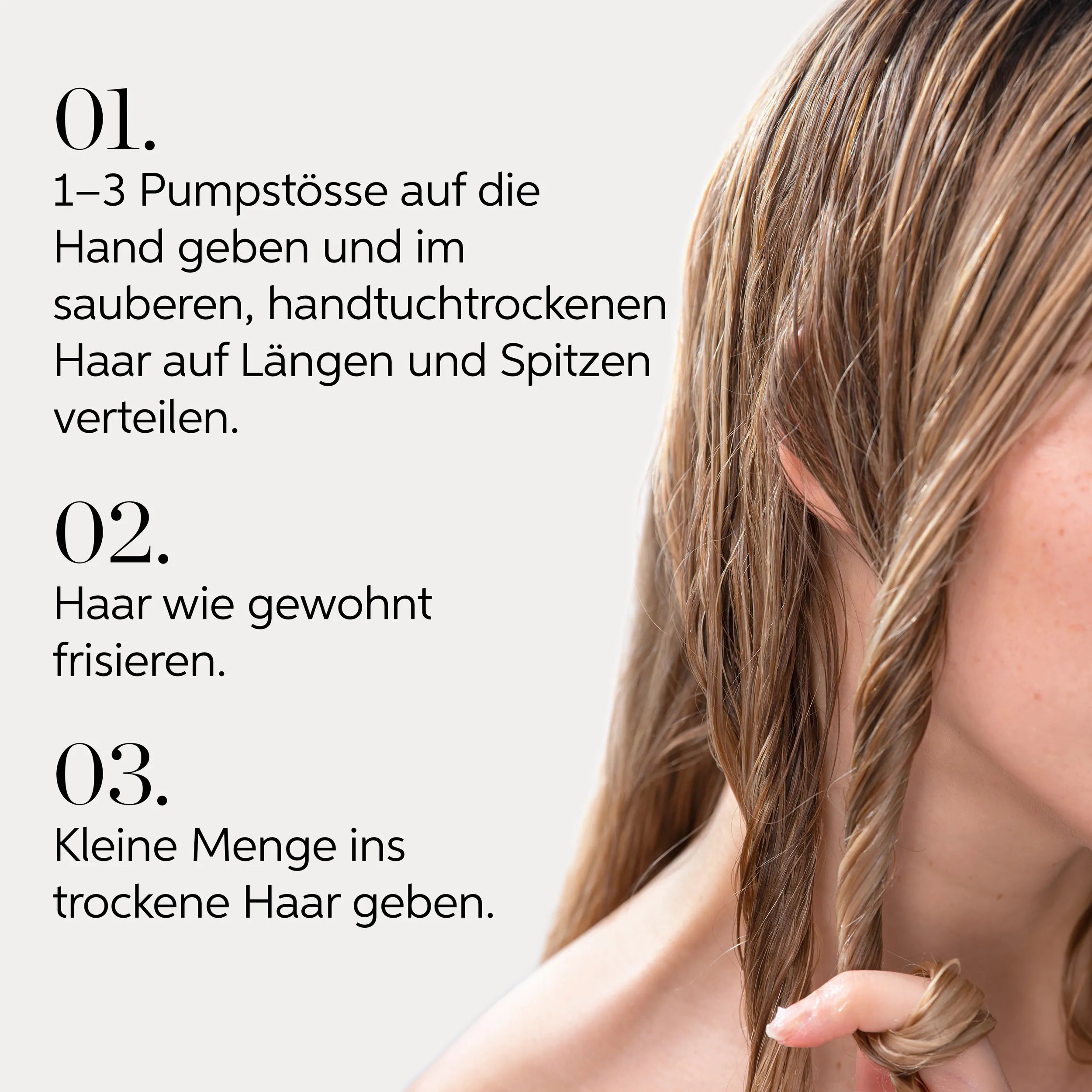 Frau benutzt Wella Professionals Oil Reflections Light Luminos Reflective Oil mit einer Anleitung zur Anwendung. Der Text lautet: 1–3 Pumpstöße auf die Hand geben, im handtuchtrockenen Haar verteilen und wie gewohnt stylen, eine kleine Menge auf das trockene Haar geben.