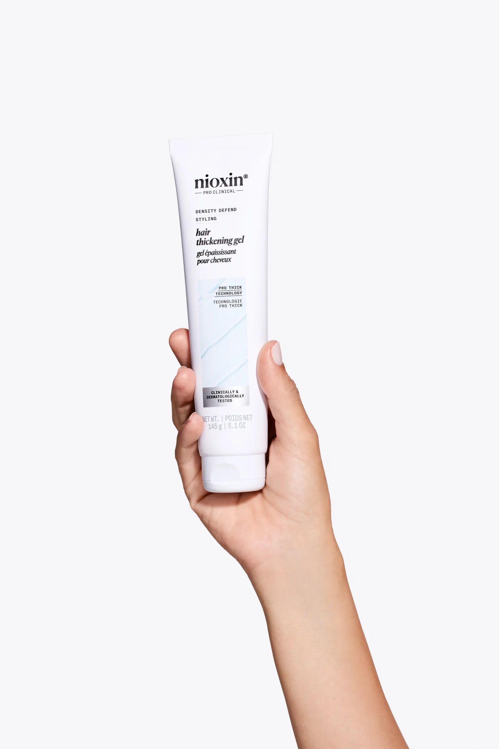 Nioxin Hair Thickening Gel in Hand vor weißem Hintergrund