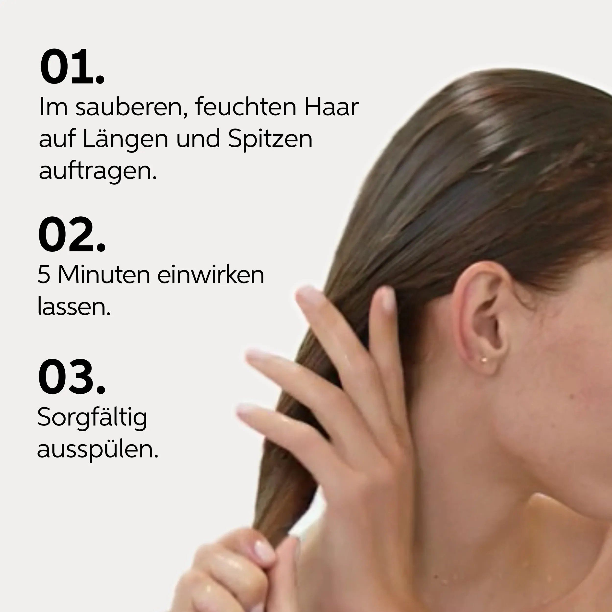 Bild, das drei Schritte der Anwendung des Produktes zeigt, mit Text und einer Teilansicht eines Models mit nassen braunen Haaren.

