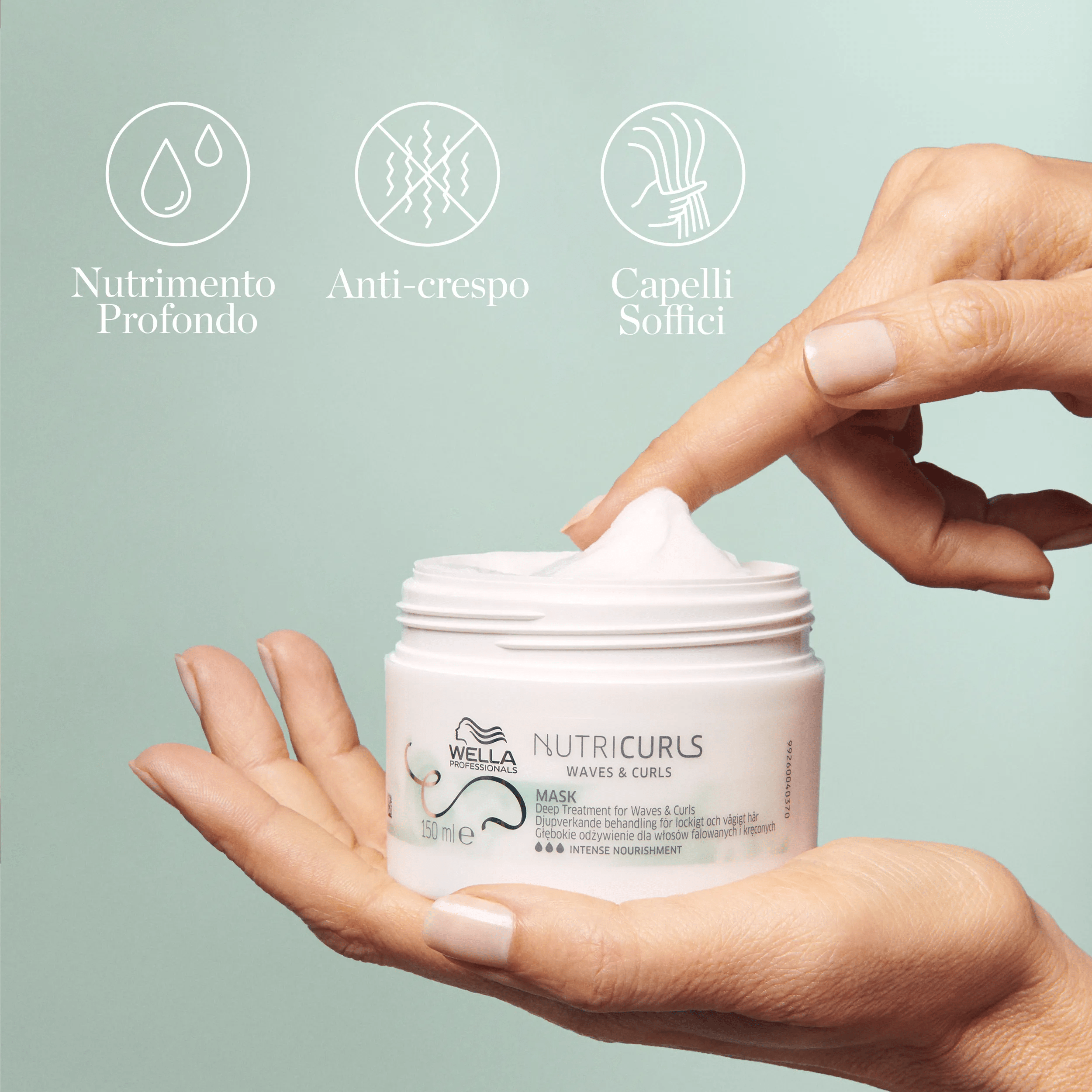Mano che tiene un barattolo di Wella Professionals NutriCurls Waves & Curls Mask. Sopra il prodotto vi sono icone che rappresentano i benefici chiave: Nutrimento Intenso, Anti-Crespo, e Capelli soffici.