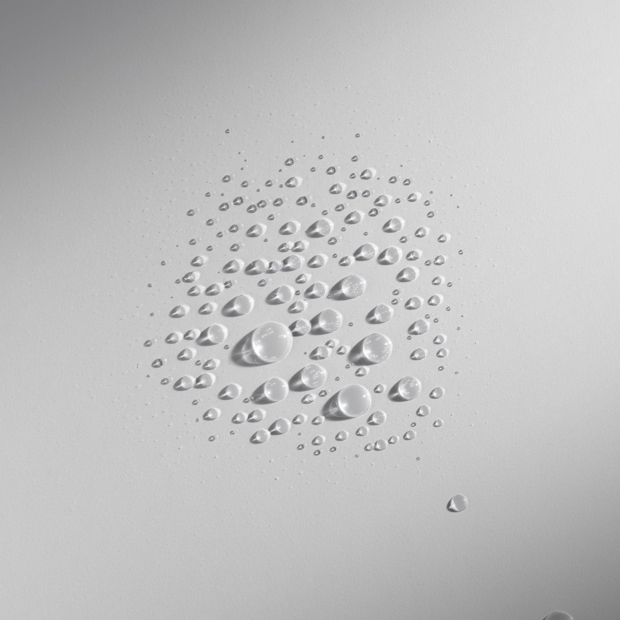 Image zoomée de gouttelettes provenant d'un spray. Le texte indique Ultimate Repair Miracle Hair Rescue, spray réparateur léger.