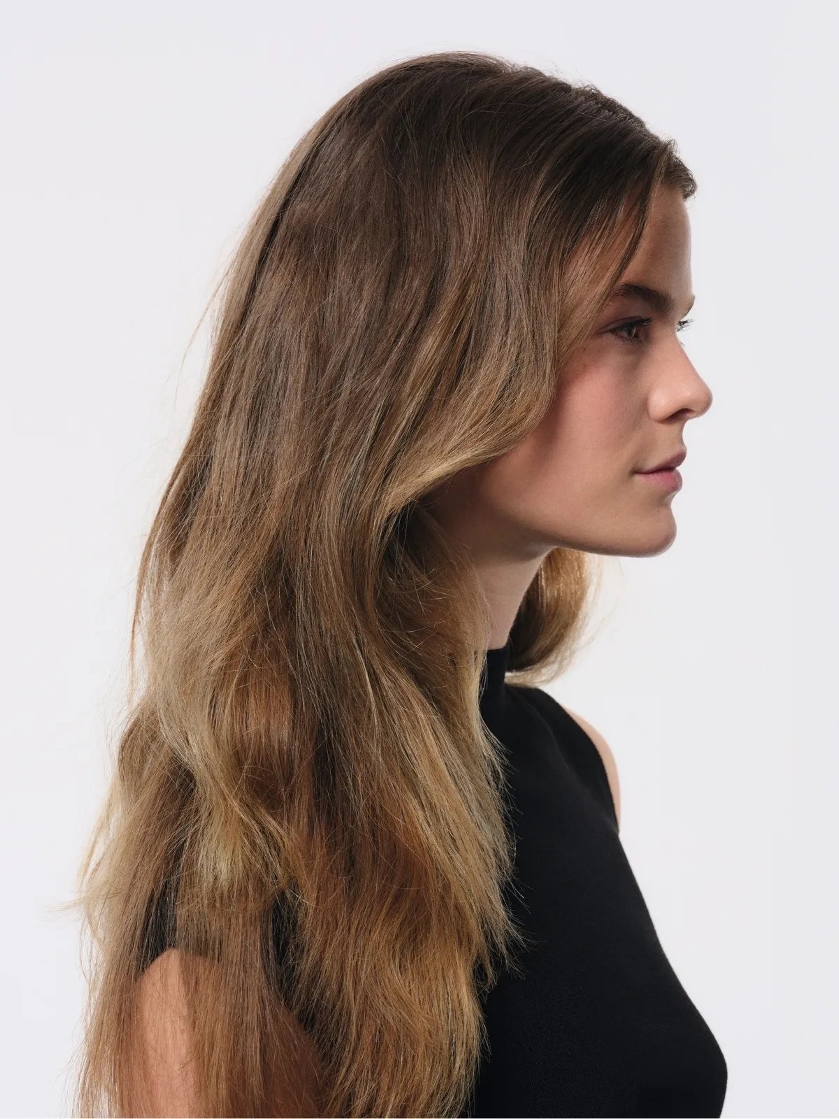 Mannequin aux longs cheveux ondulés, blond brun.