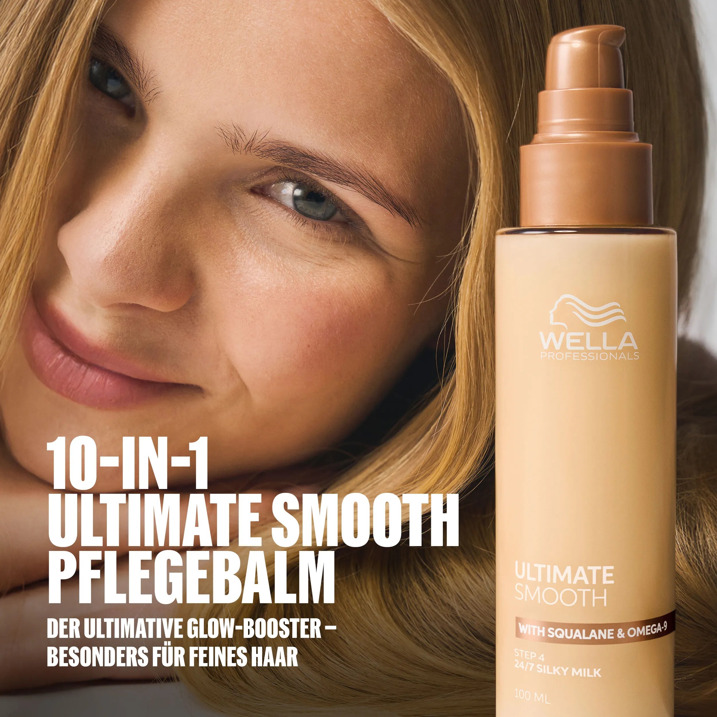 Im Vordergrund ist die Flasche von Wella Professionals ULTIMATE SMOOTH 24/7 Silky Milk zu sehen, im Hintergrund eine Nahaufnahme von glatt aussehendem Haar, dazu der Text „Leichte Formel für die tägliche Auffrischung unterwegs.“
