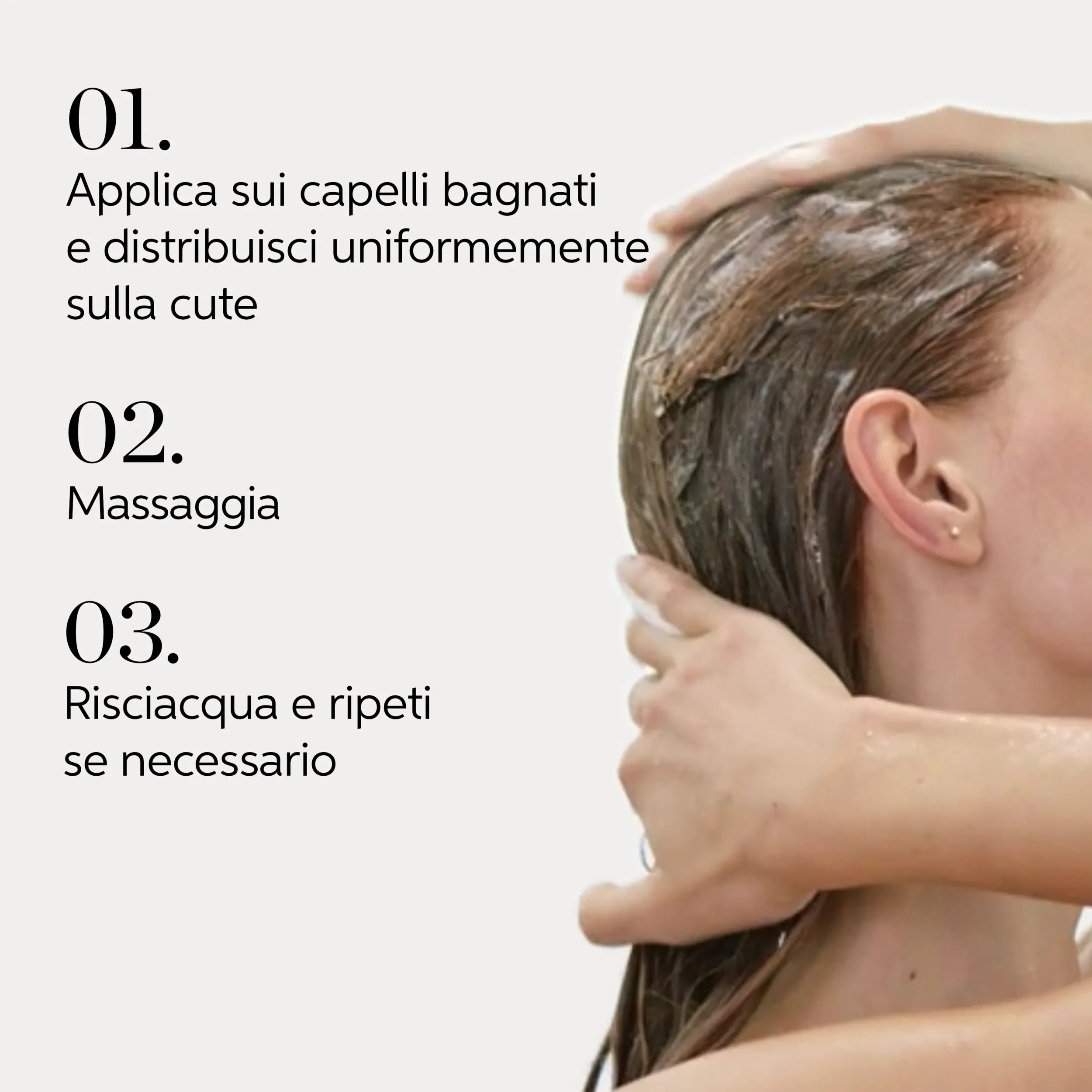 Donna mentre si lava i capelli, il testo descrive il procedimento: Applicare lo shampoo sui capelli bagnati e distribuire in modo uniforme, Massaggiare creando schiuma, risciacquare e ripetere se necessario.