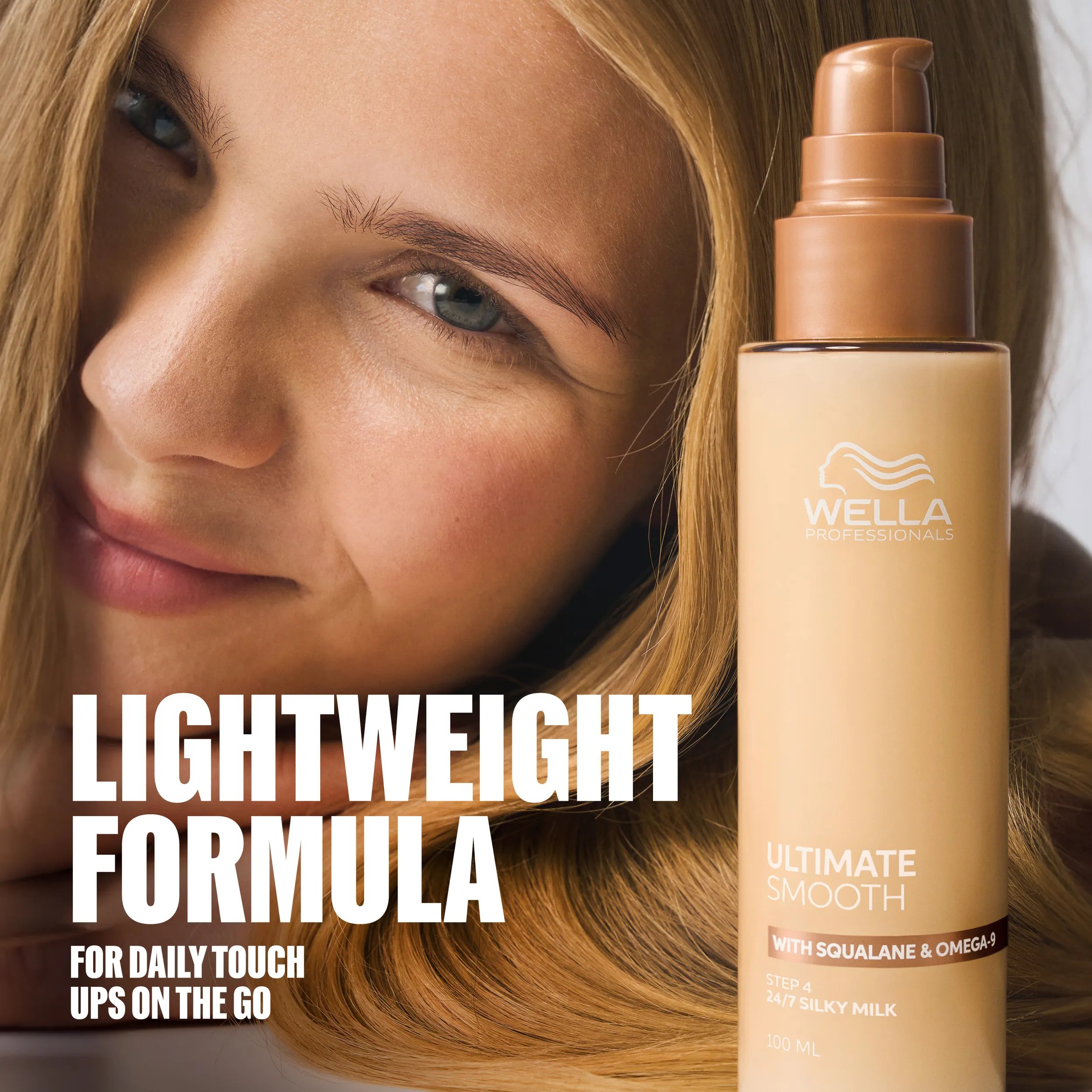 Bote del producto Wella Professionals ULTIMATE SMOOTH 24/7 Silky Milk en primer plano con un acercamiento de un cabello de apariencia suave al fondo, con el texto: “Fórmula ligera para retoques diarios en cualquier lugar”.