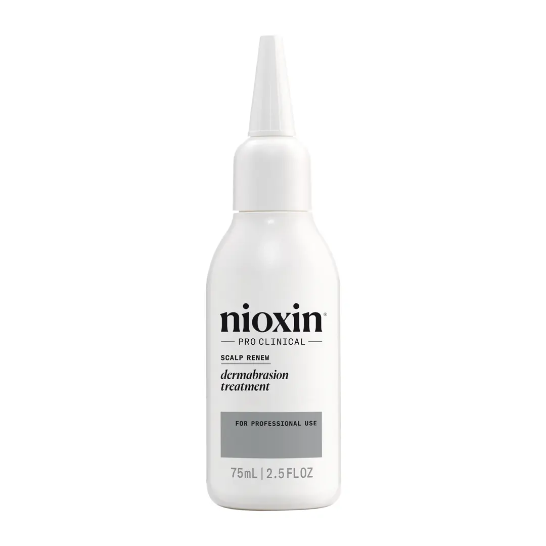 Flacone di Nioxin Dermabrasion Treatment su sfondo bianco