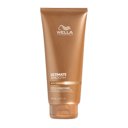 Eine goldene Tube ULTIMATE SMOOTH Conditioner für trockenes, stumpfes und sprödes Haar von Wella Professionals.