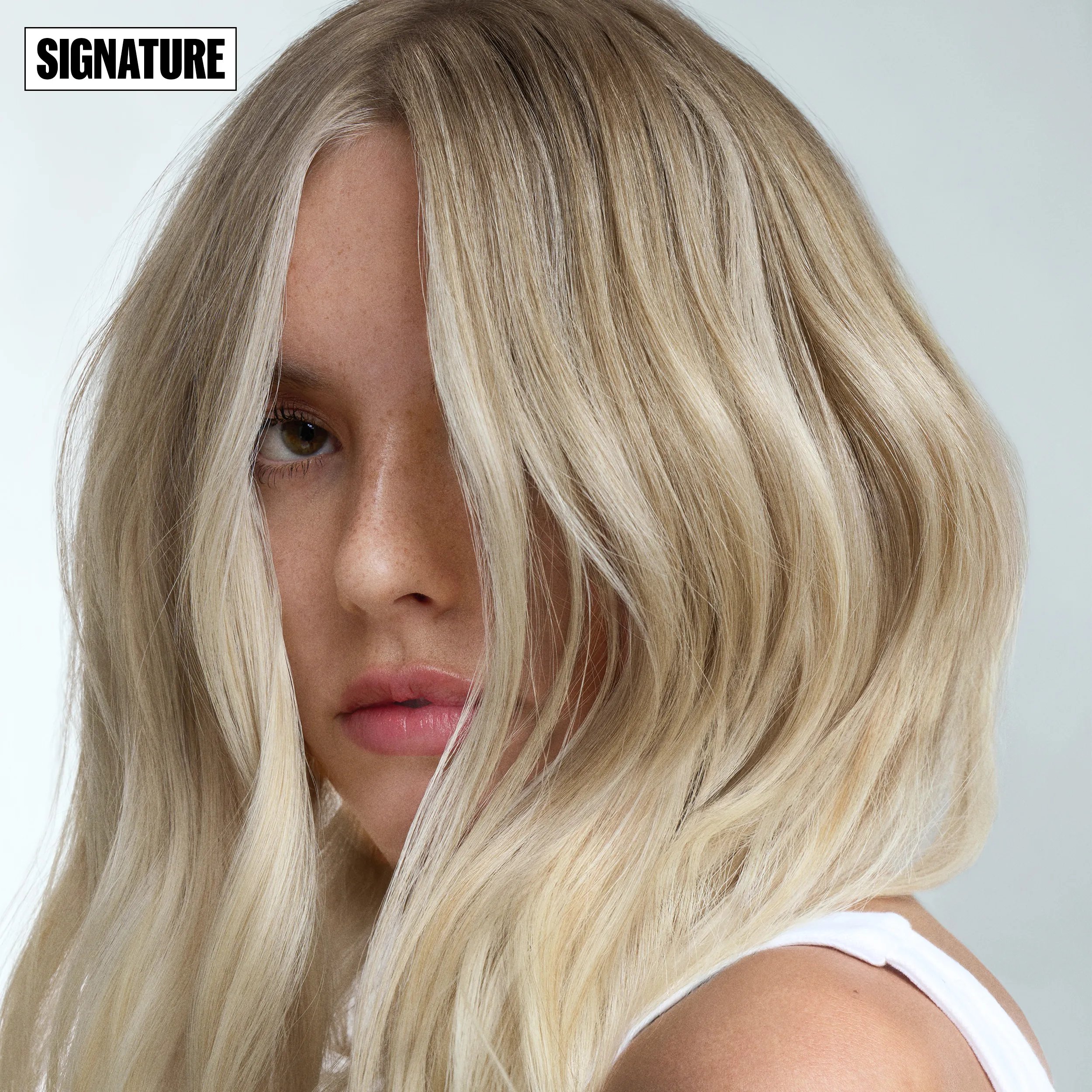 Model with long straight blonde hair
