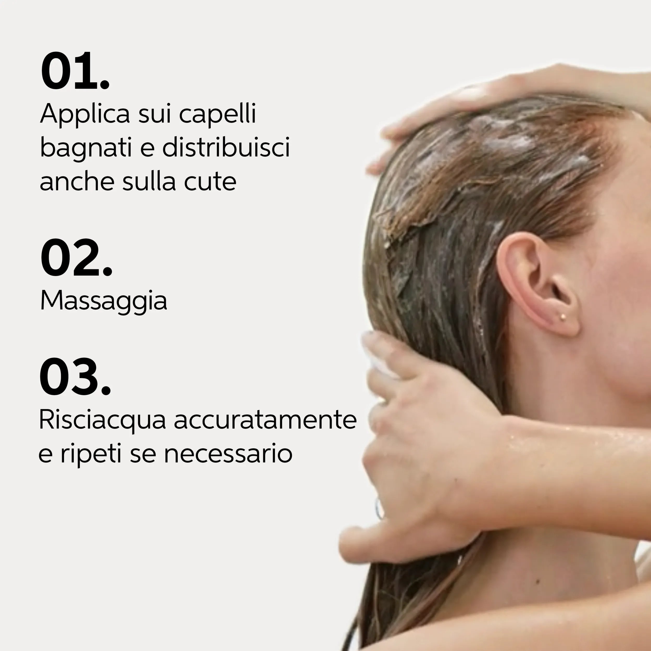 Testo che descrive in dettaglio come utilizzare Invigo Sun Shampoo in 3 passaggi: il testo recita “01, applicare sui capelli bagnati e distribuire uniformemente sulla cute. 02, massaggiare e creare una schiuma. 03, risciacquare e ripetere se necessario”, accanto a una fotografia di una modella che applica il prodotto sui capelli castani bagnati.