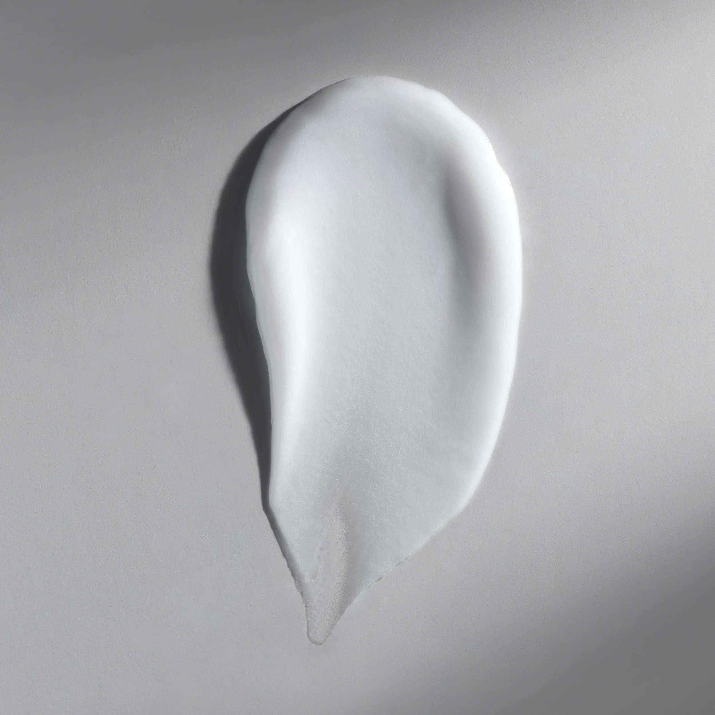 Une goutte d'après-shampoing Ultimate Repair. Le texte indique une texture riche et crémeuse.