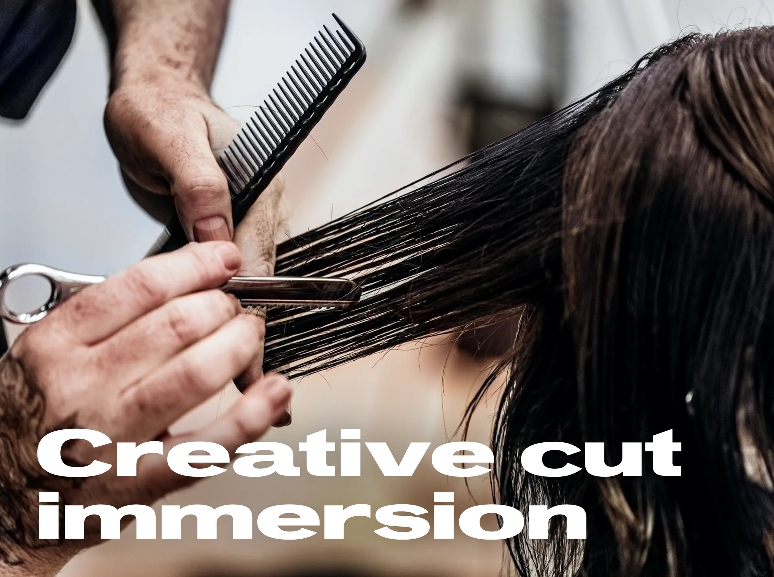 Primo piano delle mani di un parrucchiere con forbici e pettine mentre tiene una ciocca di capelli di una cliente. 