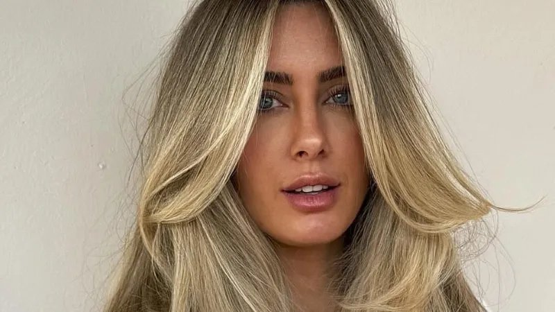 Model with long Old Money Blonde hair featuring lived-in roots.