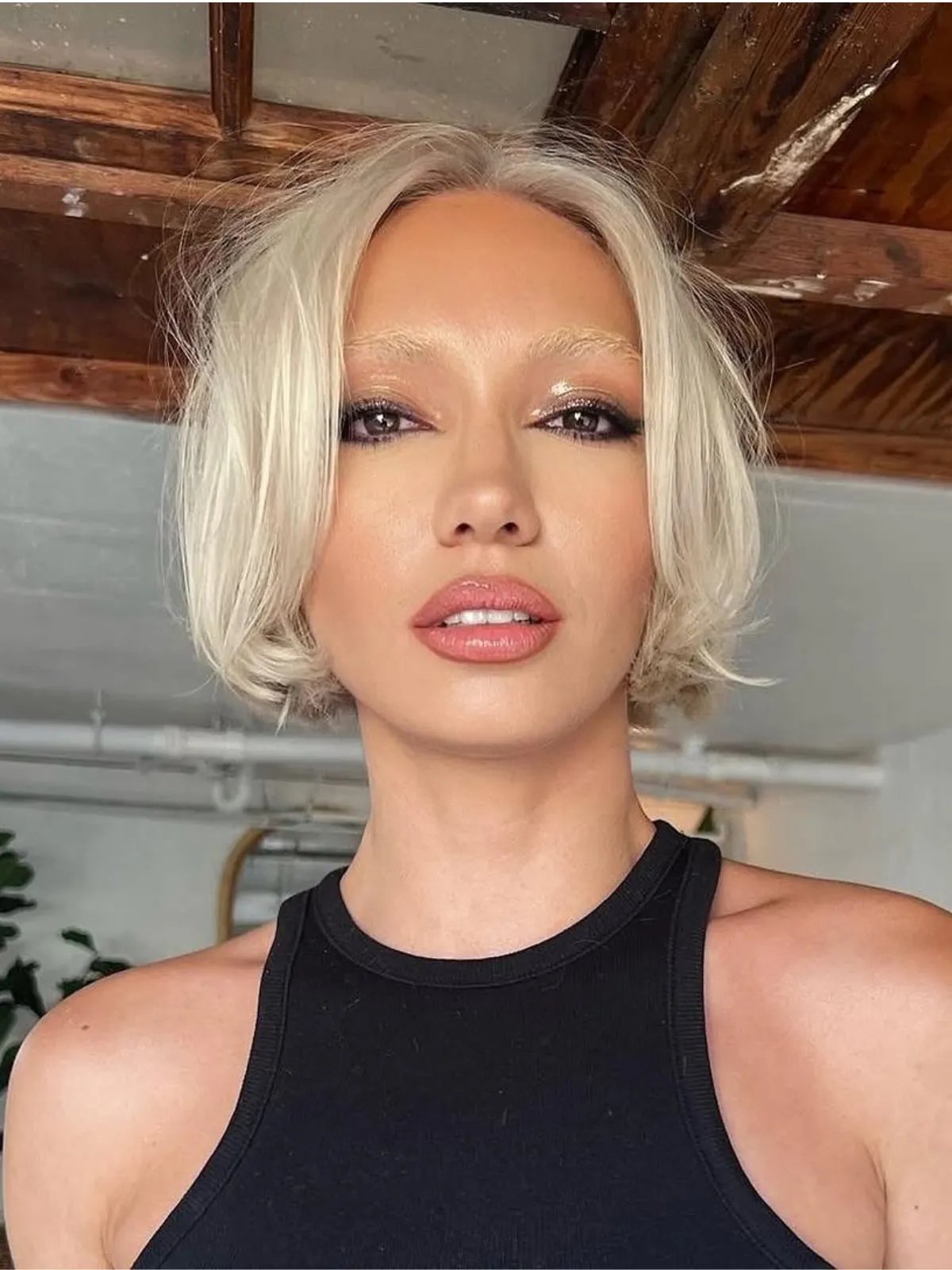 Model with jaw-skimming, platinum blonde, layered bob.