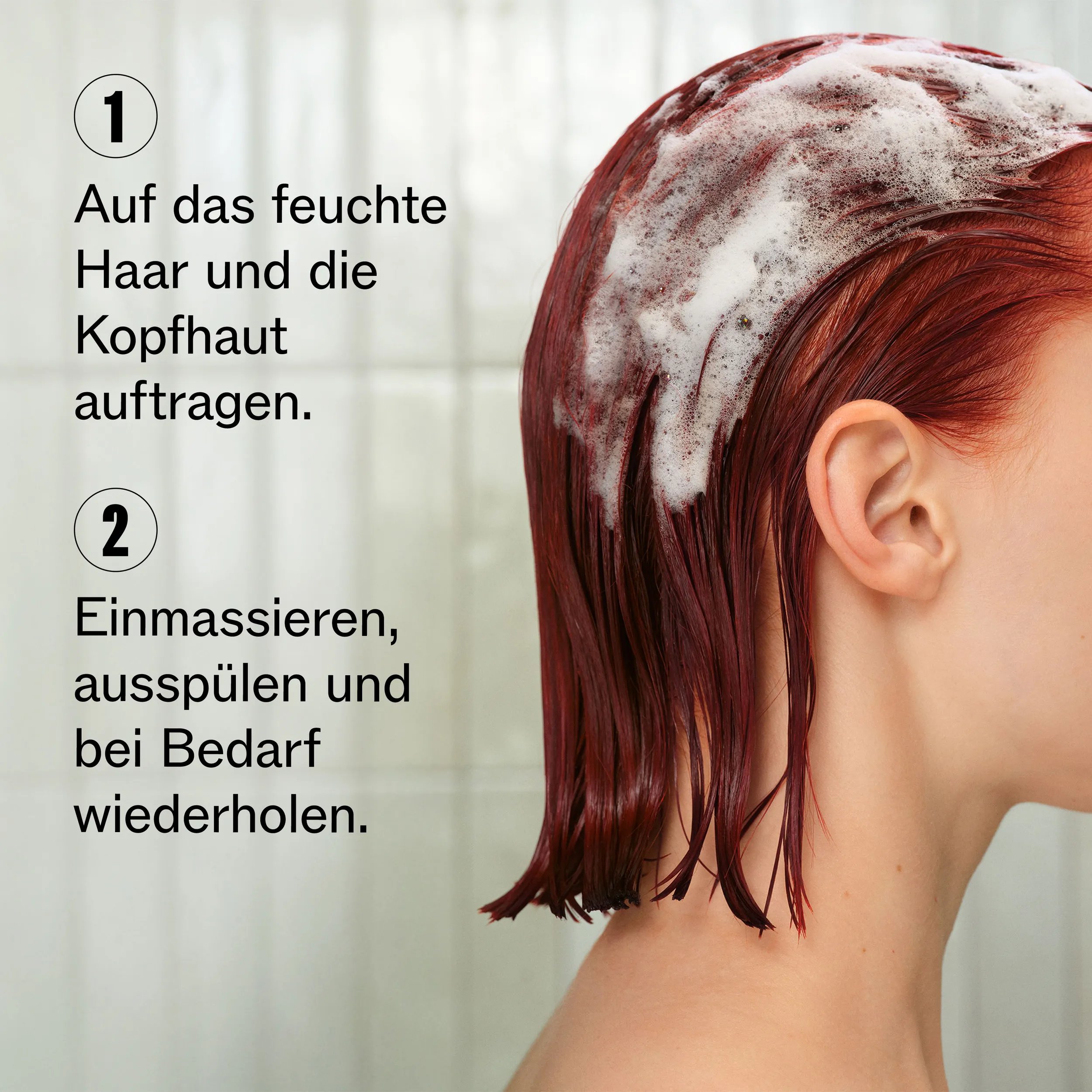 Bild vom Profil eines Models, das so zugeschnitten ist, dass man ihr Gesicht nicht sieht. Das Model hat rote, kurze Haare, die nass sind. Der Text lautet: „1. Auf das feuchte Haar und die Kopfhaut auftragen. 2. Einmassieren, ausspülen und bei Bedarf wiederholen."