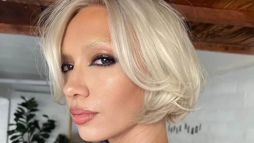 Model with jaw-skimming, platinum blonde, layered bob.