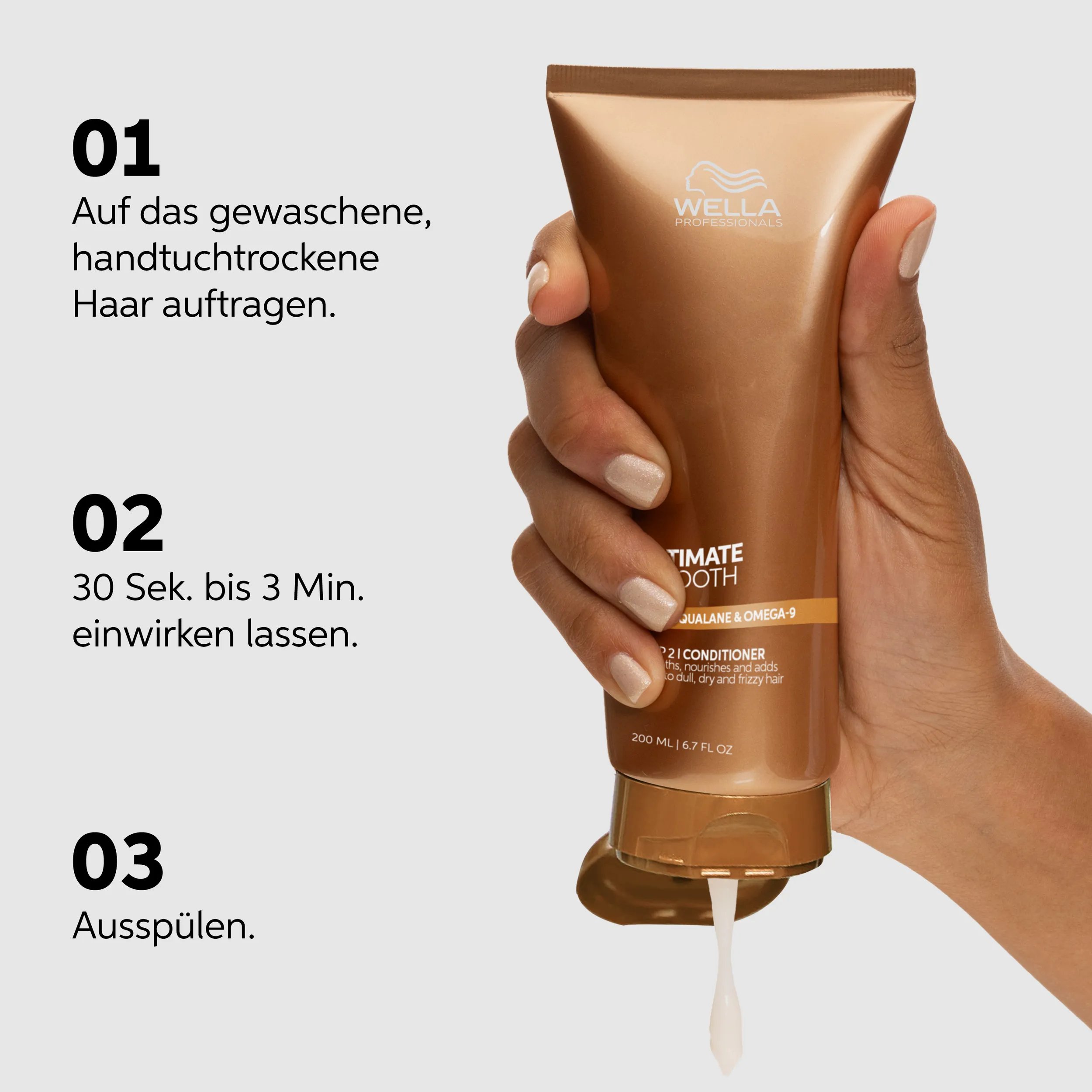 Eine Tube Ultimate Smooth Conditioner wird mit der Hand ausgedrückt, dabei fließt das Produkt heraus