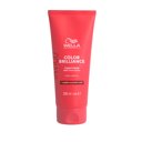 Packshot de Wella Professionals Invigo Brilliance Vibrant Color Conditioner para cabelos espessos - uma embalagem vermelha com letra branca e um logótipo Wella vermelho mais escuro.