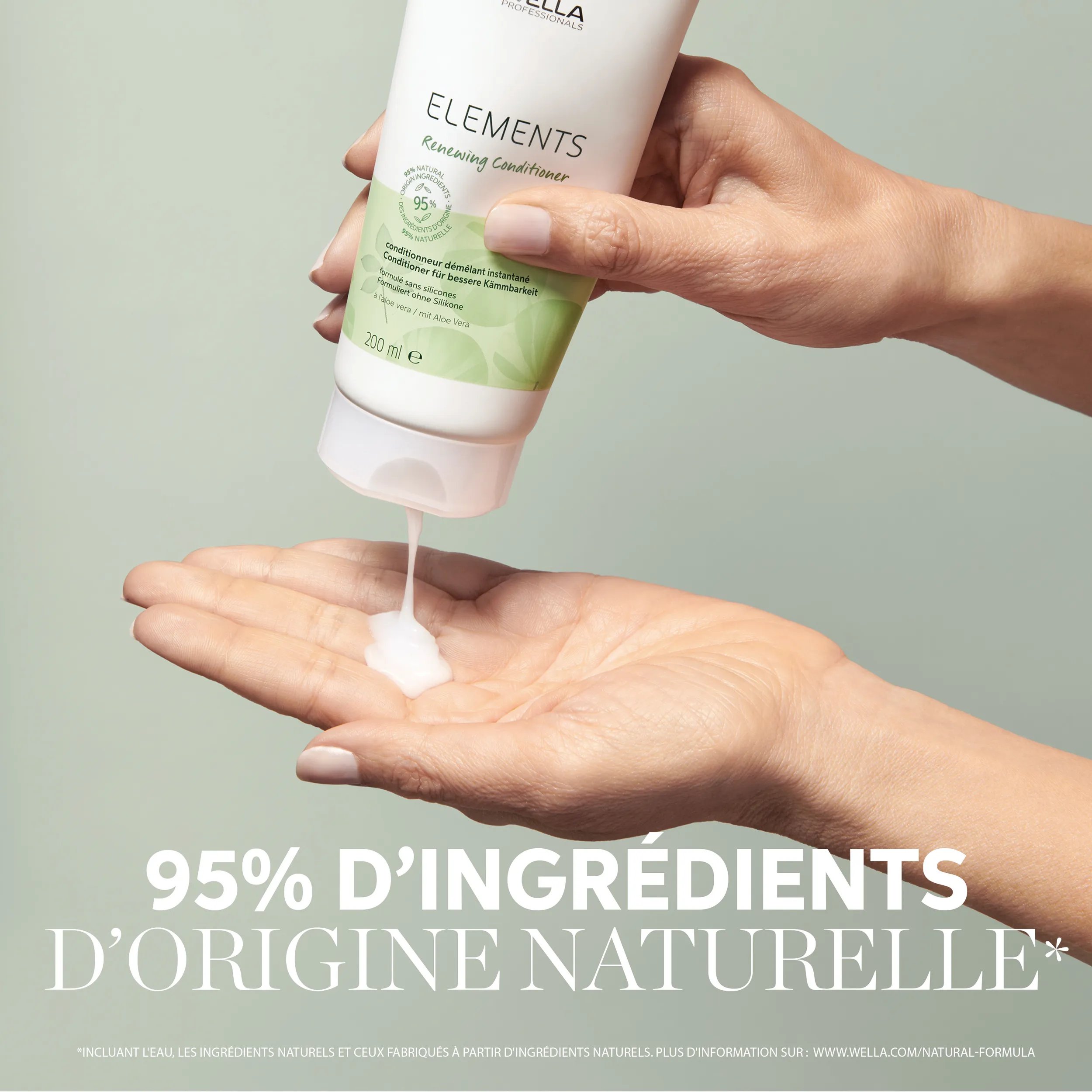 Texte détaillant l'utilisation de l'Après-shampoing Elements en 3 étapes : le texte indique "01, appliquer sur les longueurs et les pointes sur des cheveux propres et humides. 02, laisser agir 1 à 2 minutes. 03, rincer abondamment", à côté d'une photo d'un mannequin lissant le produit sur des cheveux bruns.