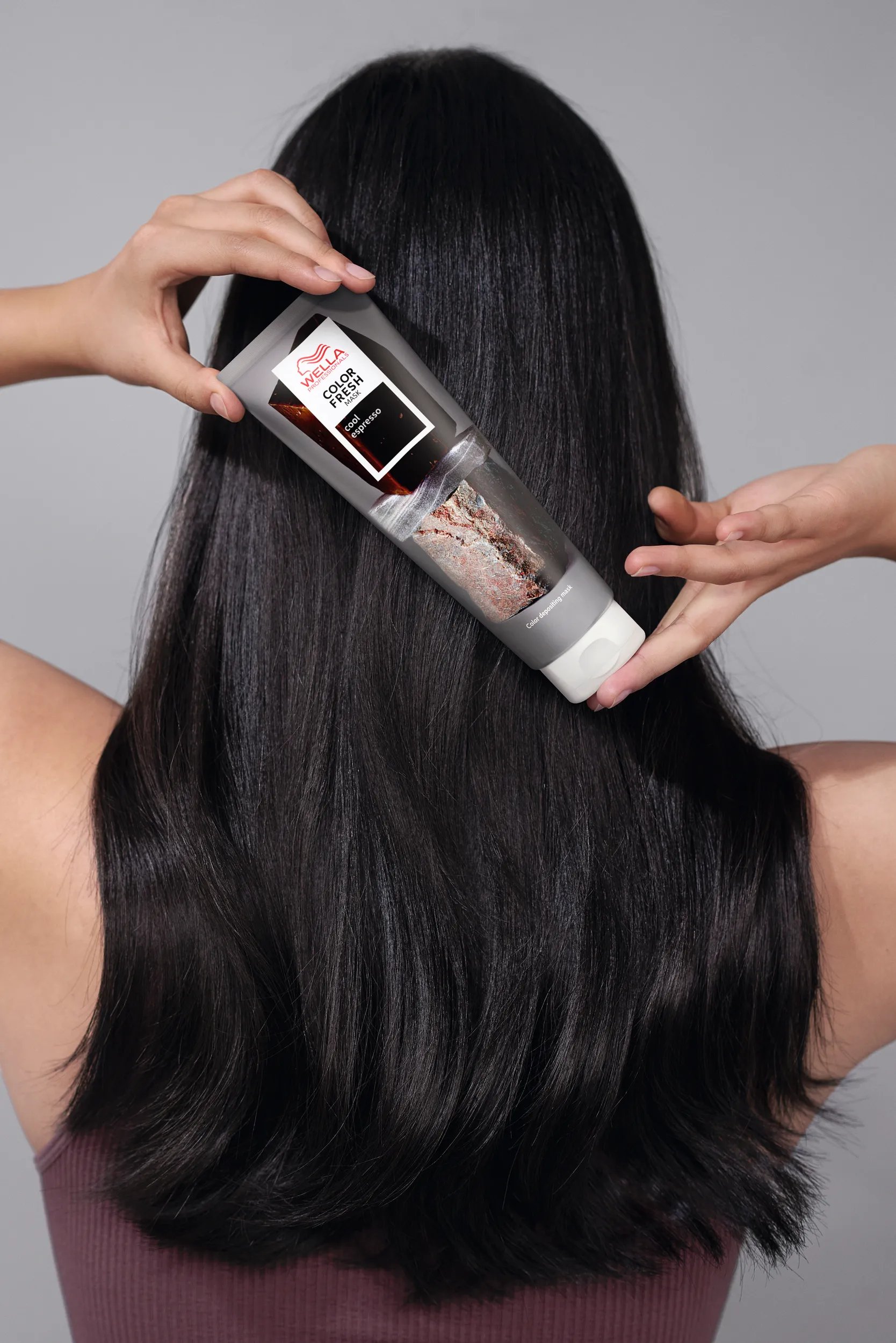 Hinterkopf des Models mit braunen Haaren.