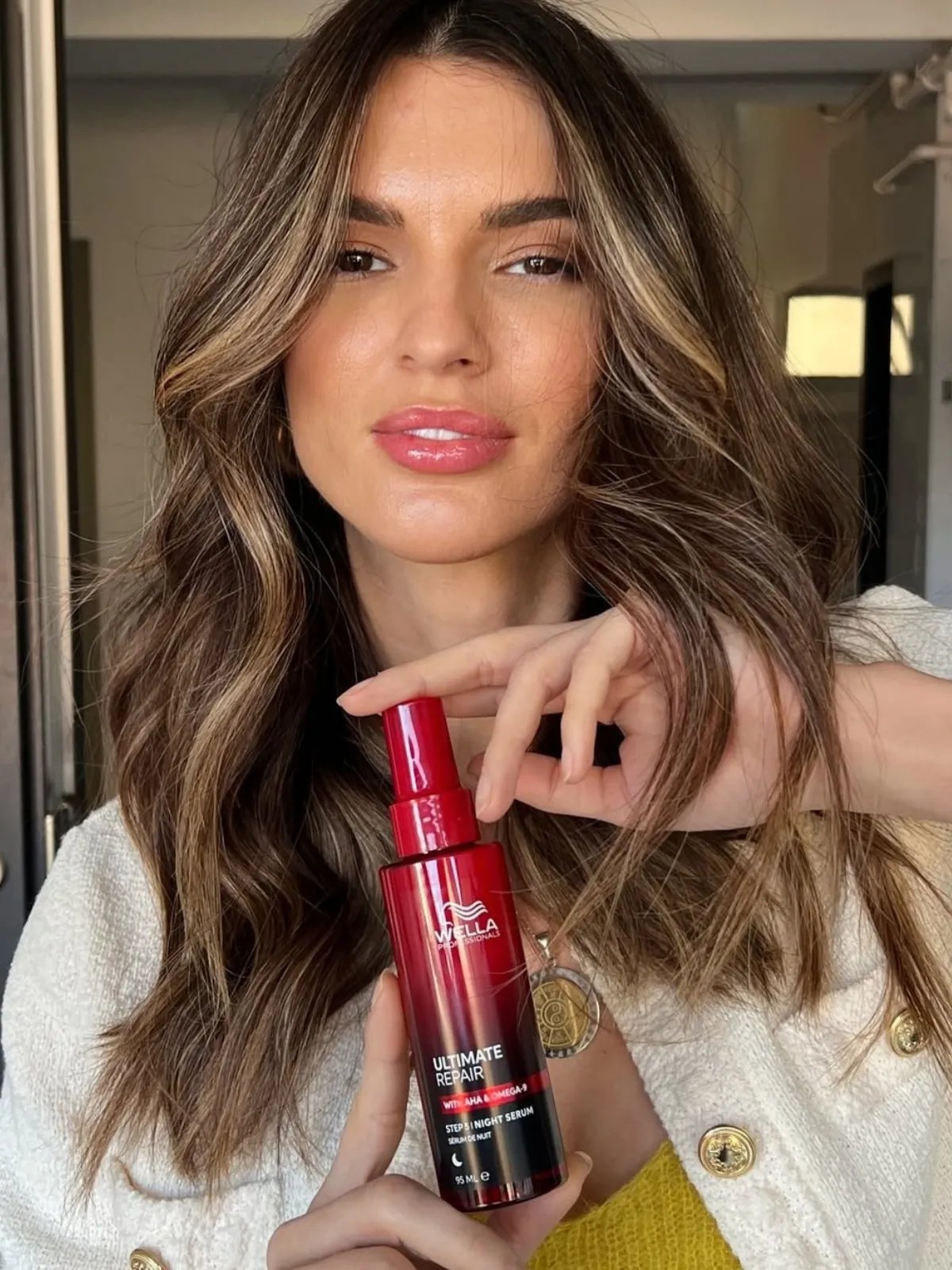 Model with mocha brown-blonde hair featuring blended bronde highlights for a sun-kissed, luminous finish.