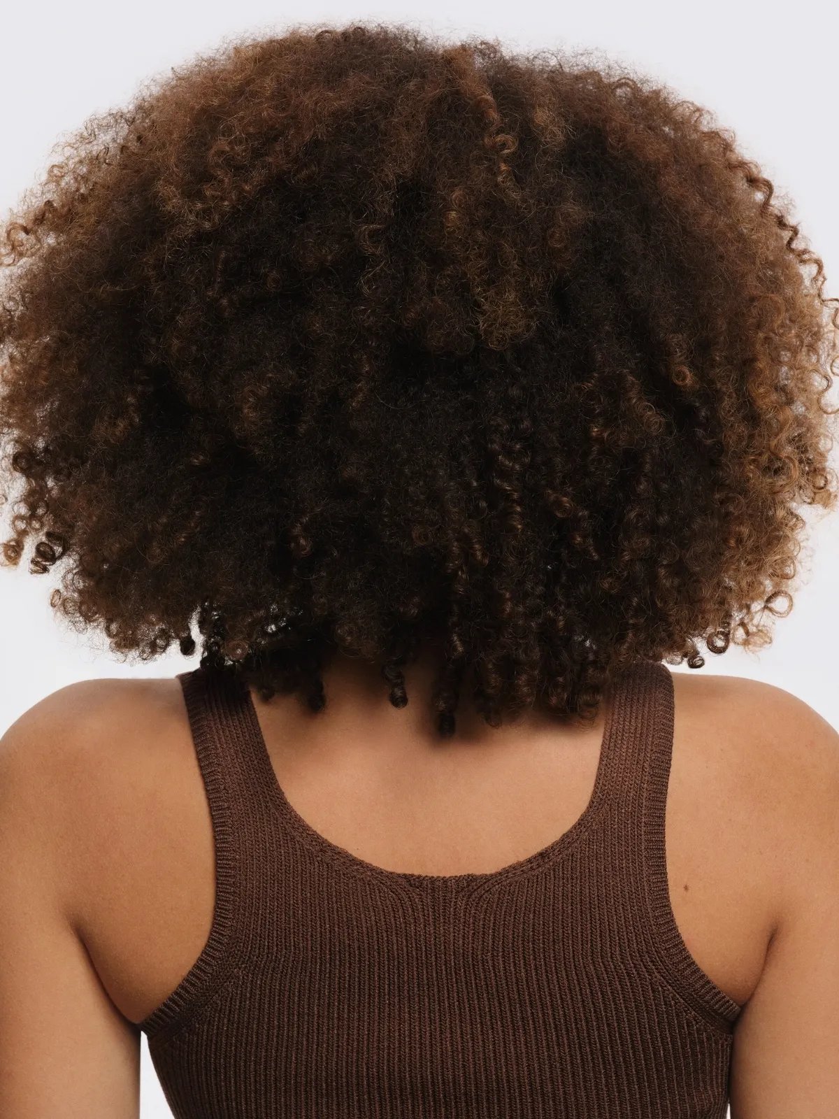 Modèle aux cheveux bouclés et bruns