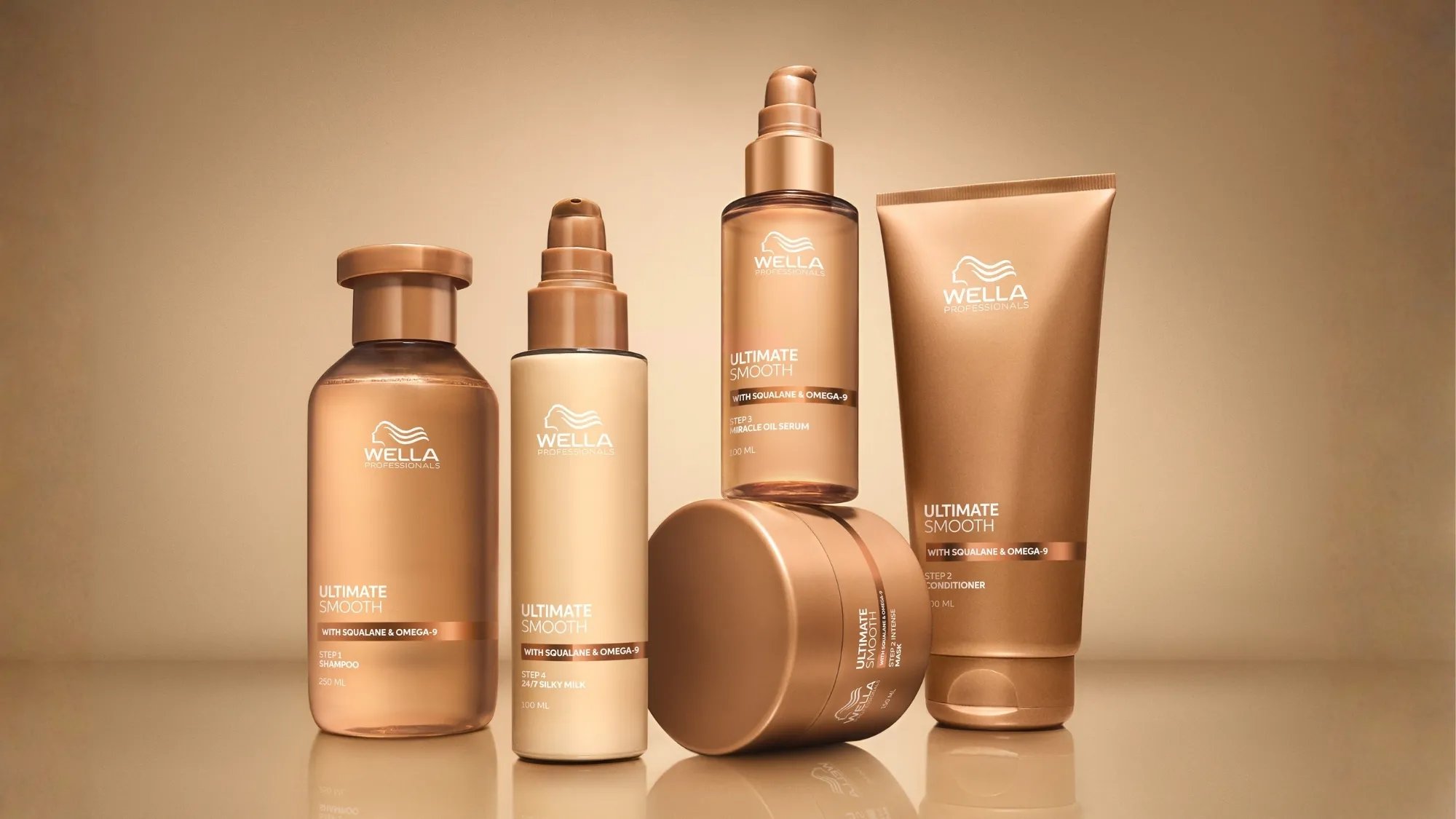 Shampoing ULTIMATE SMOOTH, Baume Soyeux, Sérum Huile Miracle, Masque et Après-shampoing sur un fond doré.
